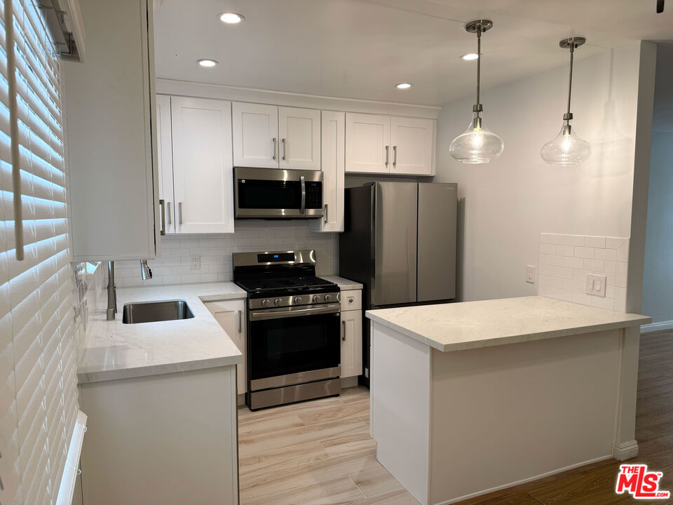 4123 W Toluca Lake Ave