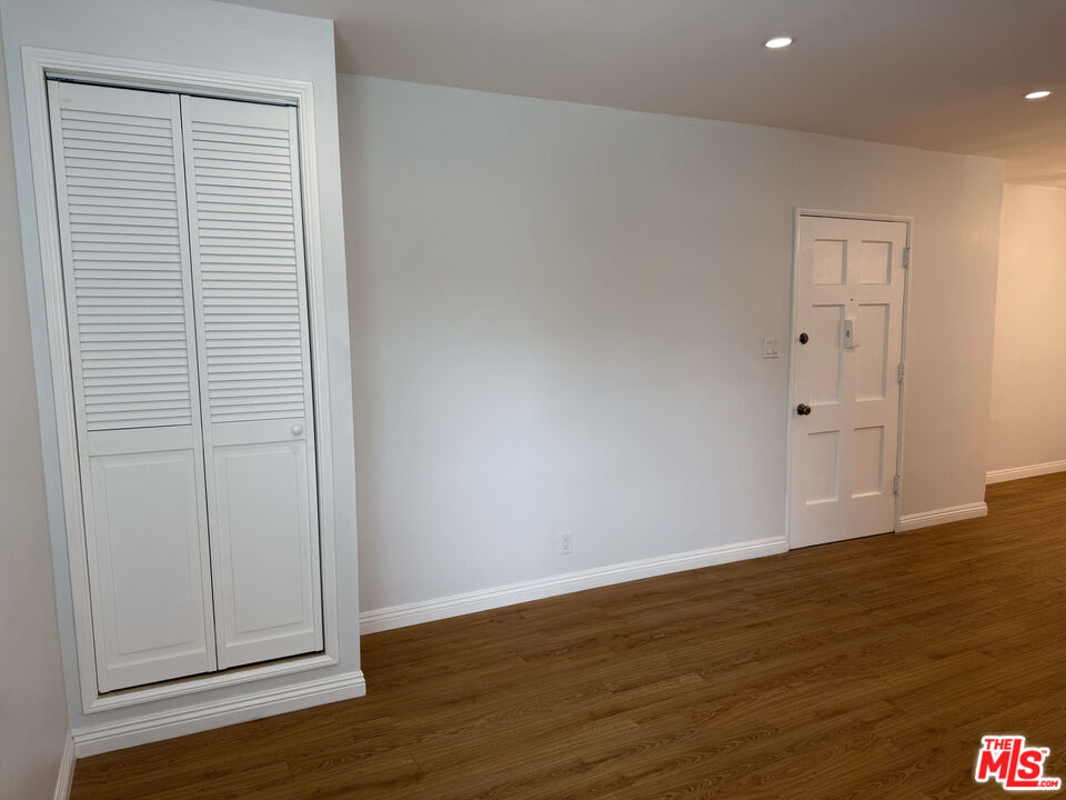 4123 W Toluca Lake Ave