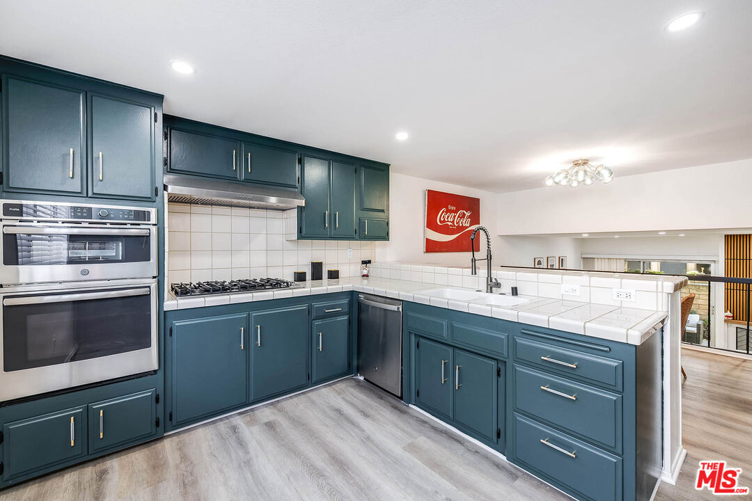 4231 W Sarah St