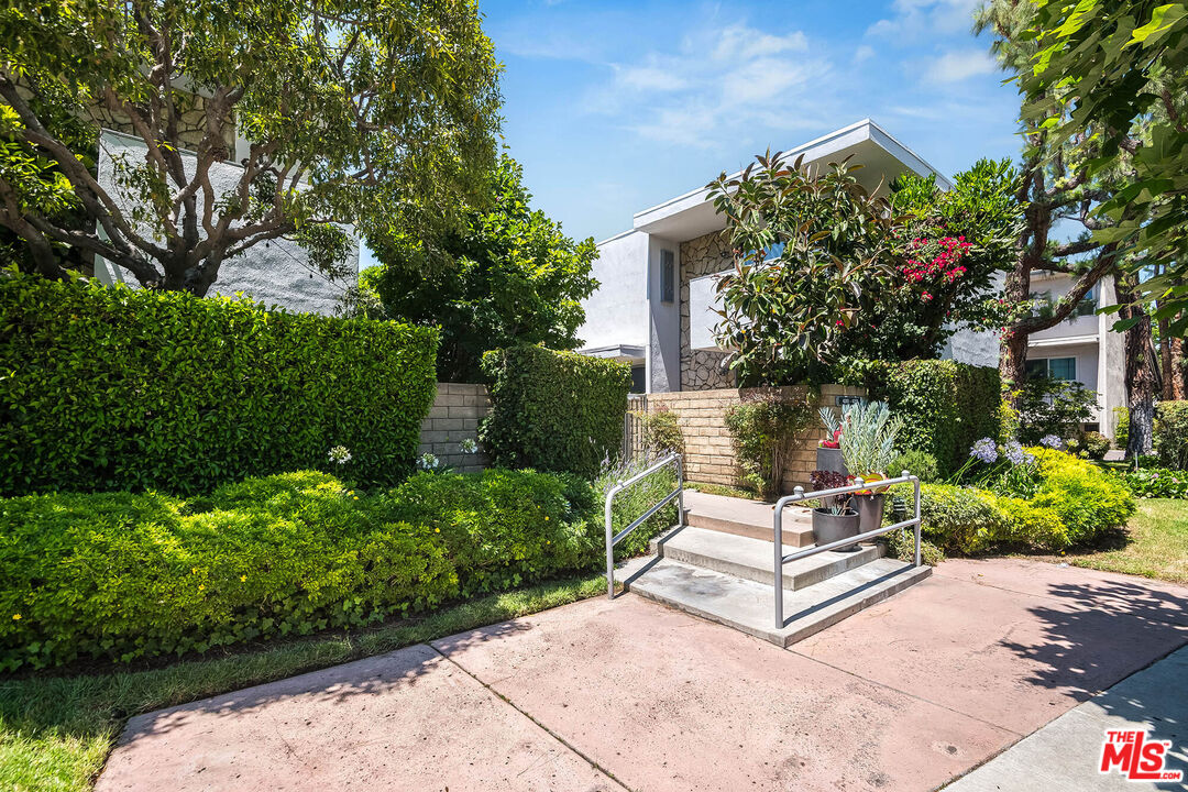 4231 W Sarah St