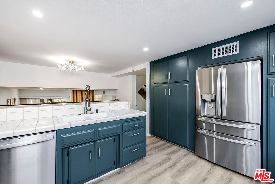 4231 W Sarah St