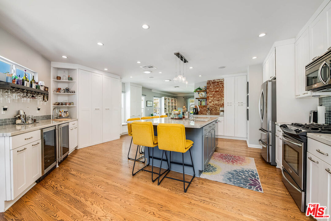 1115 N Screenland Dr