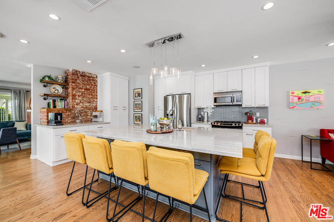 1115 N Screenland Dr