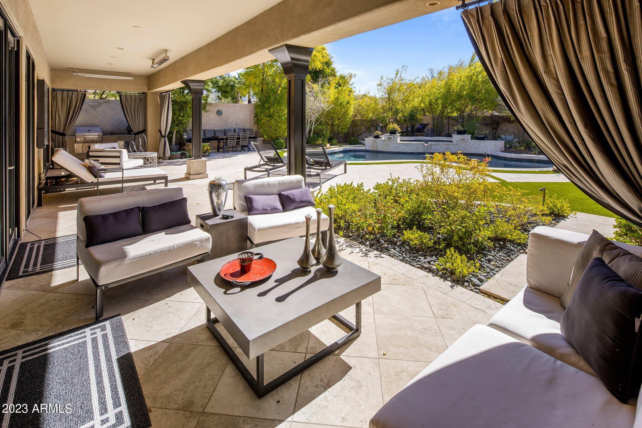 8913 E Calle De Las Brisas --