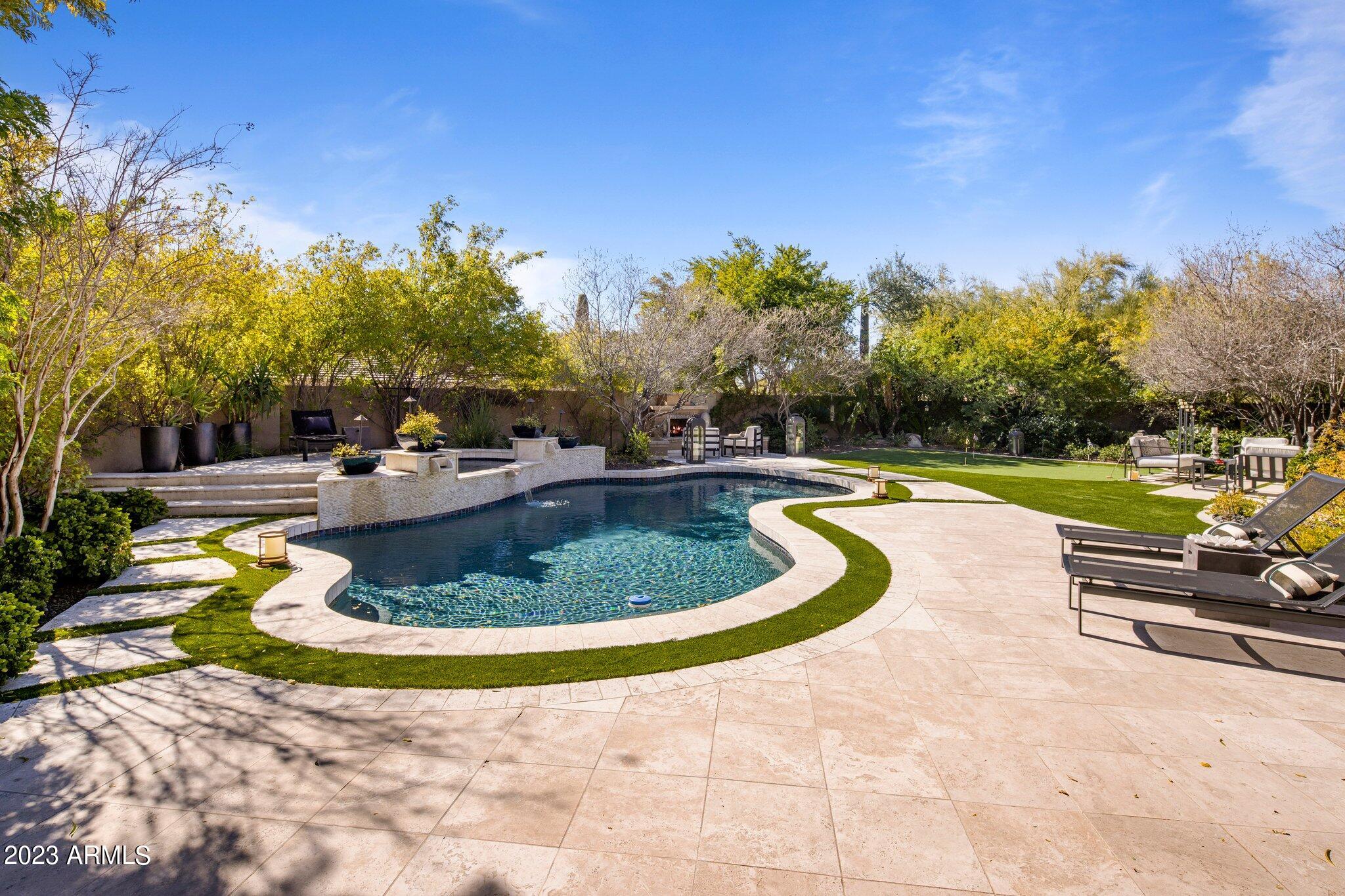 8913 E Calle De Las Brisas --