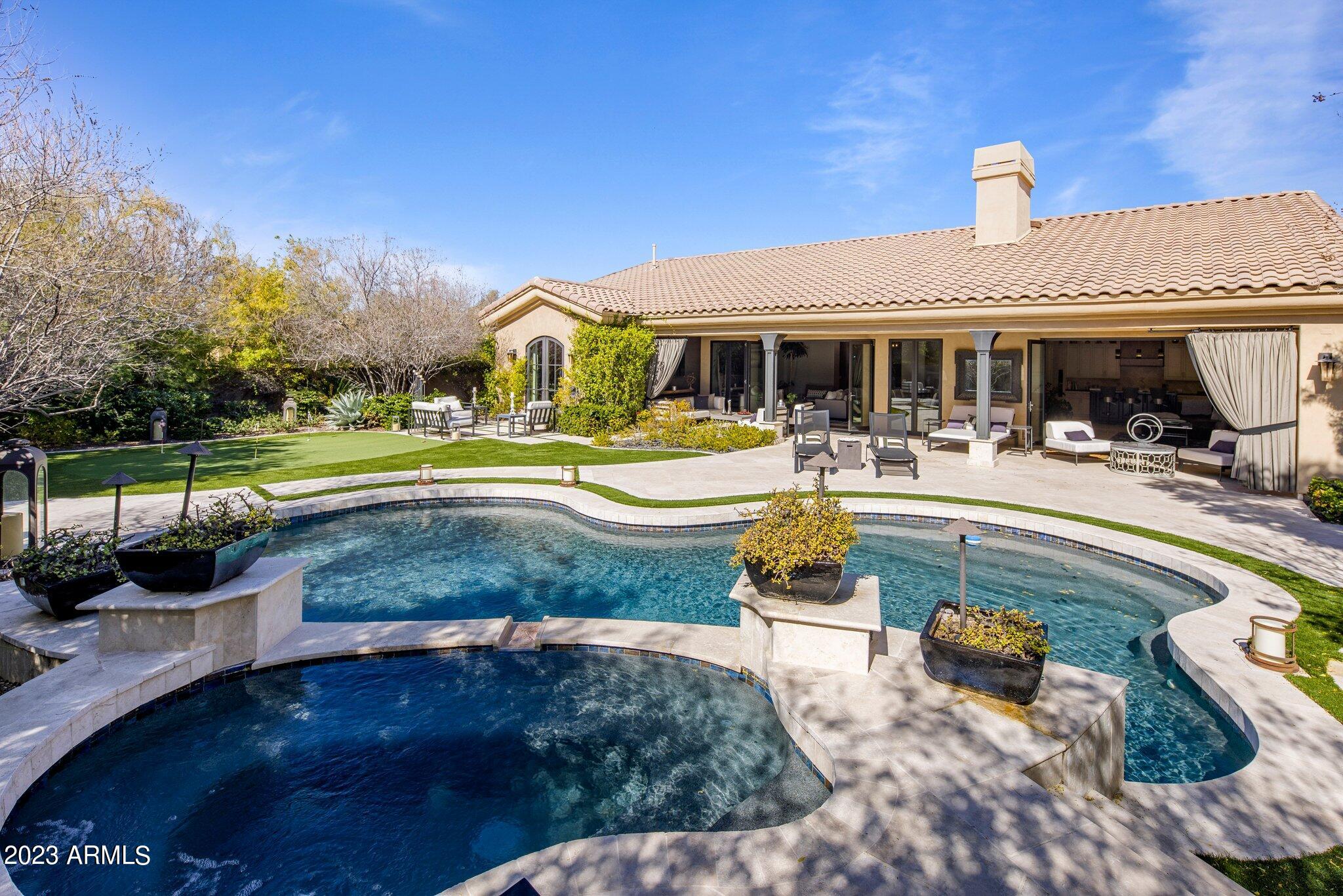 8913 E Calle De Las Brisas --