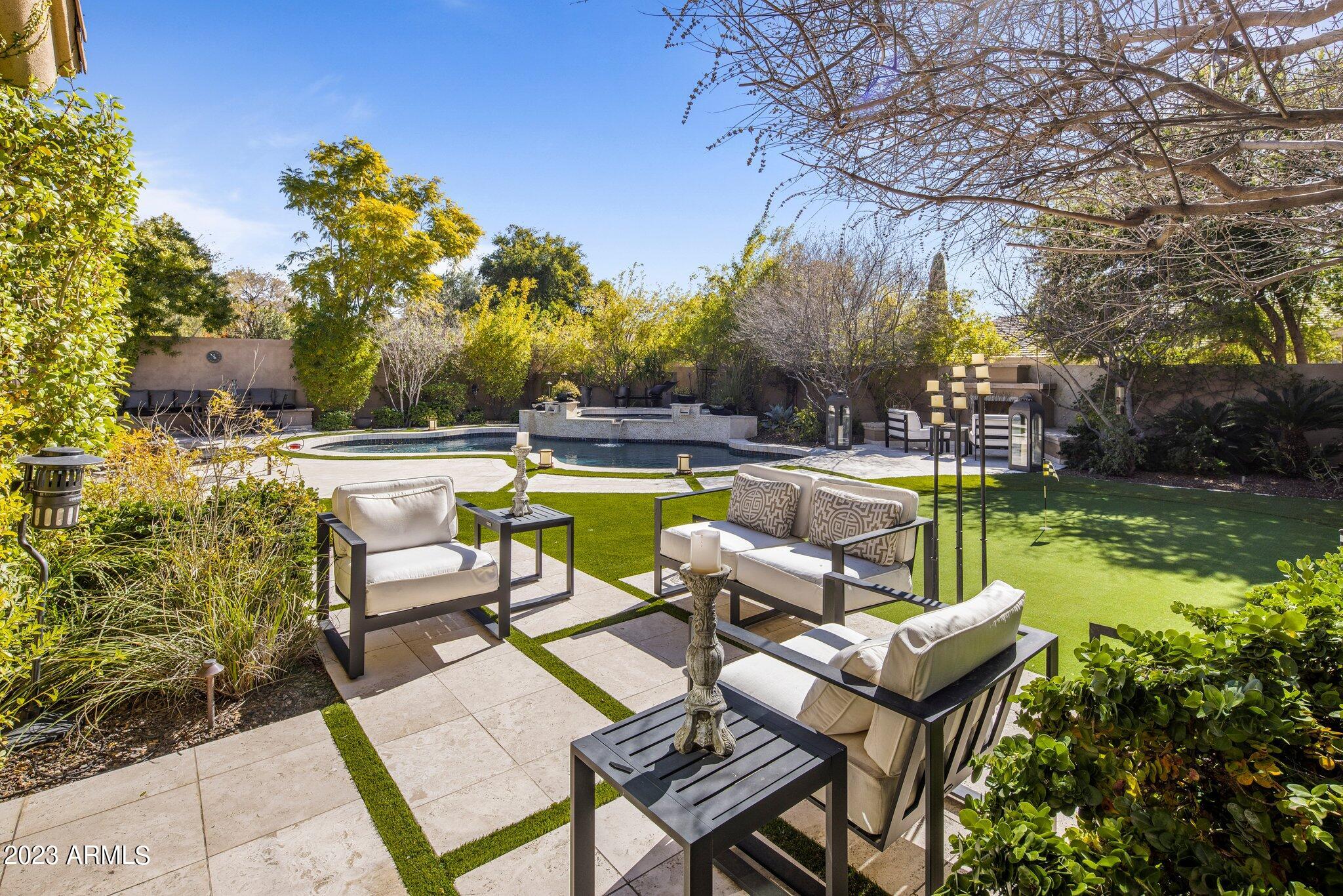 8913 E Calle De Las Brisas --