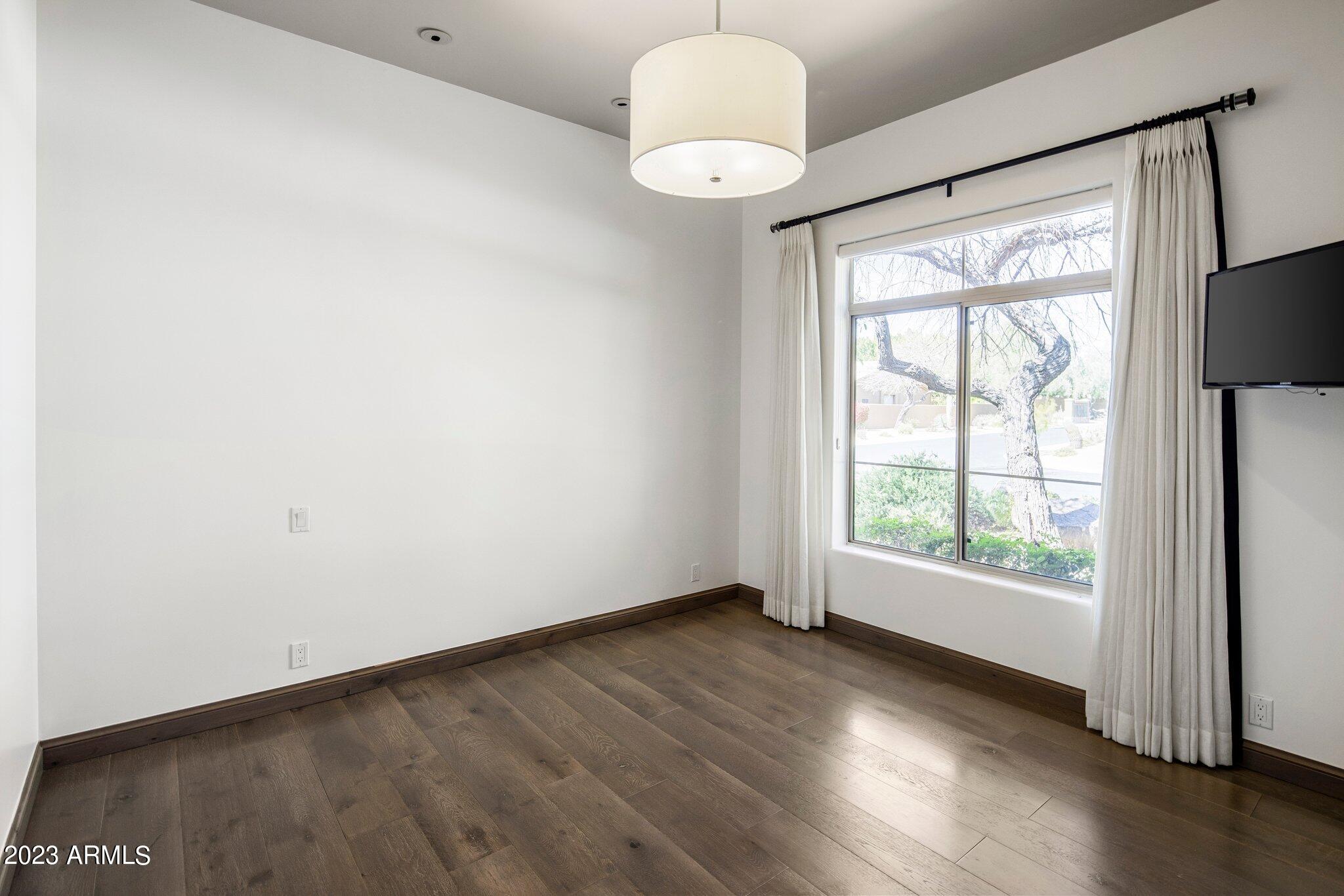 8913 E Calle De Las Brisas --