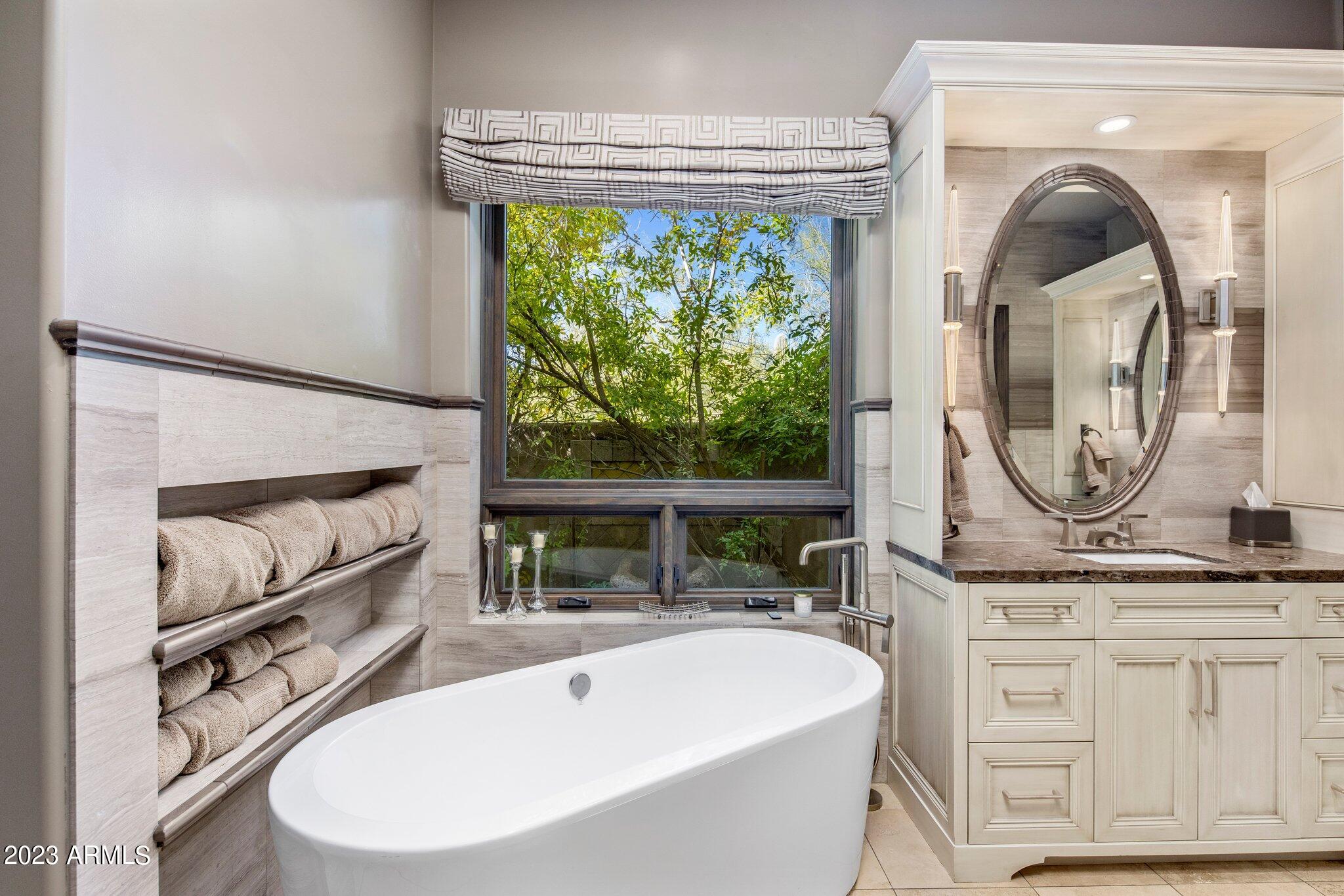 8913 E Calle De Las Brisas --