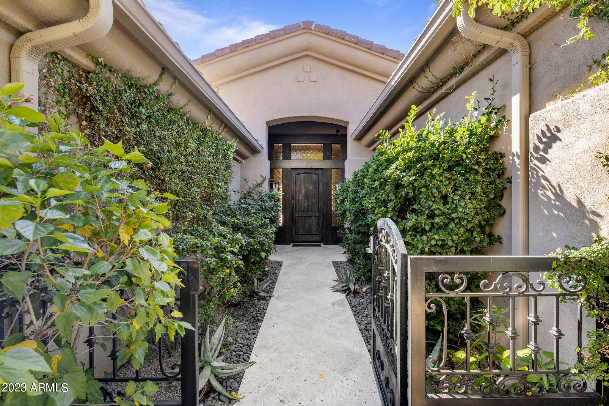 8913 E Calle De Las Brisas --