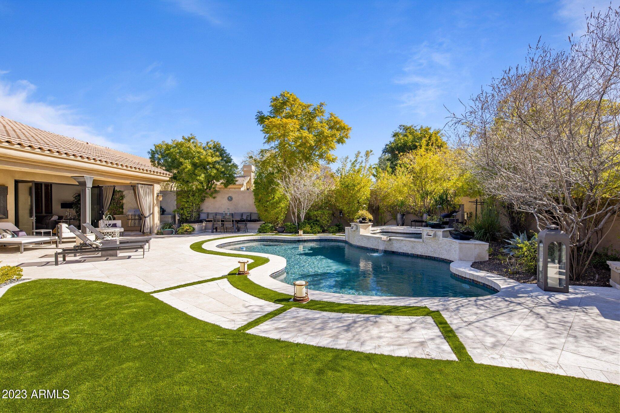8913 E Calle De Las Brisas --