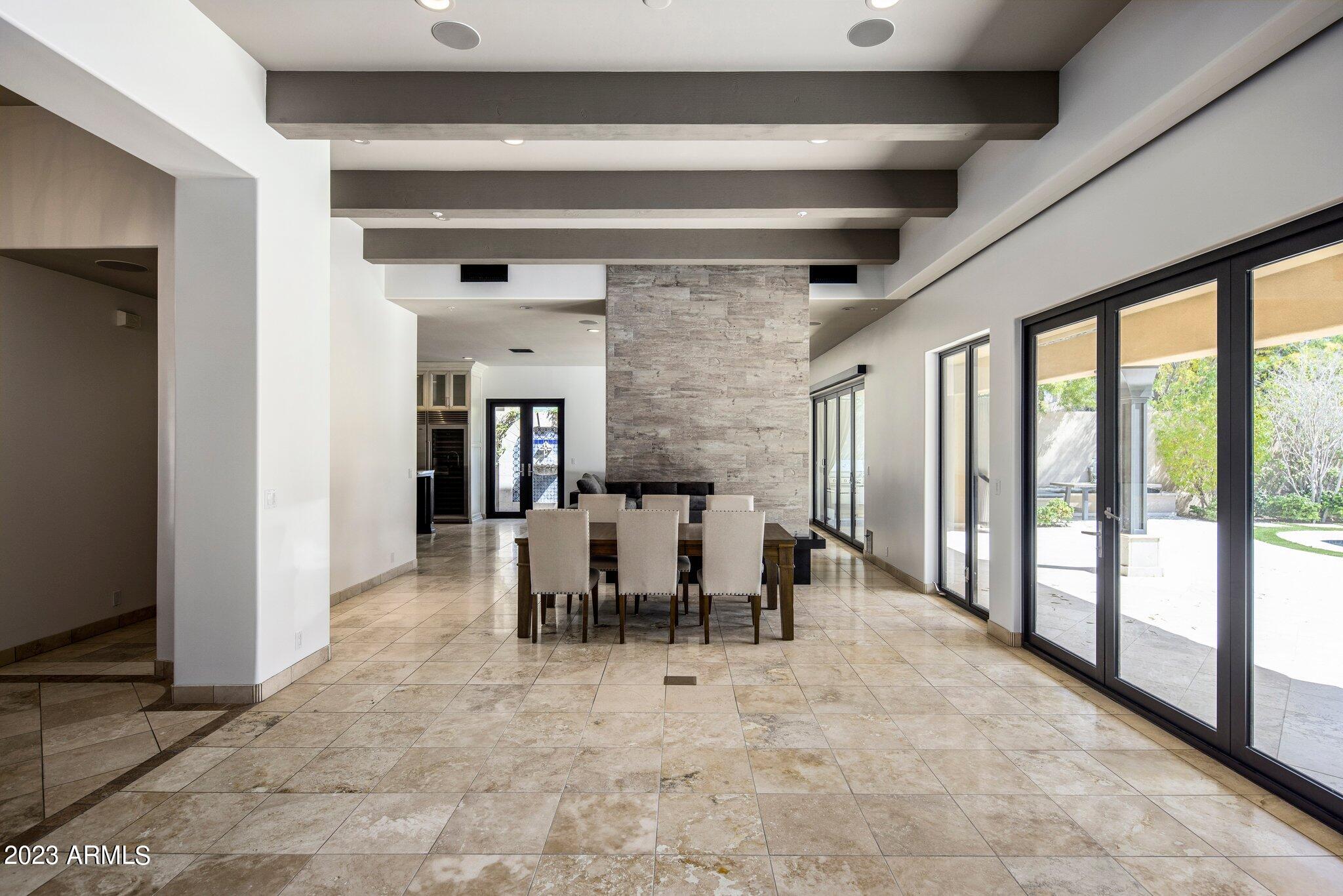 8913 E Calle De Las Brisas --