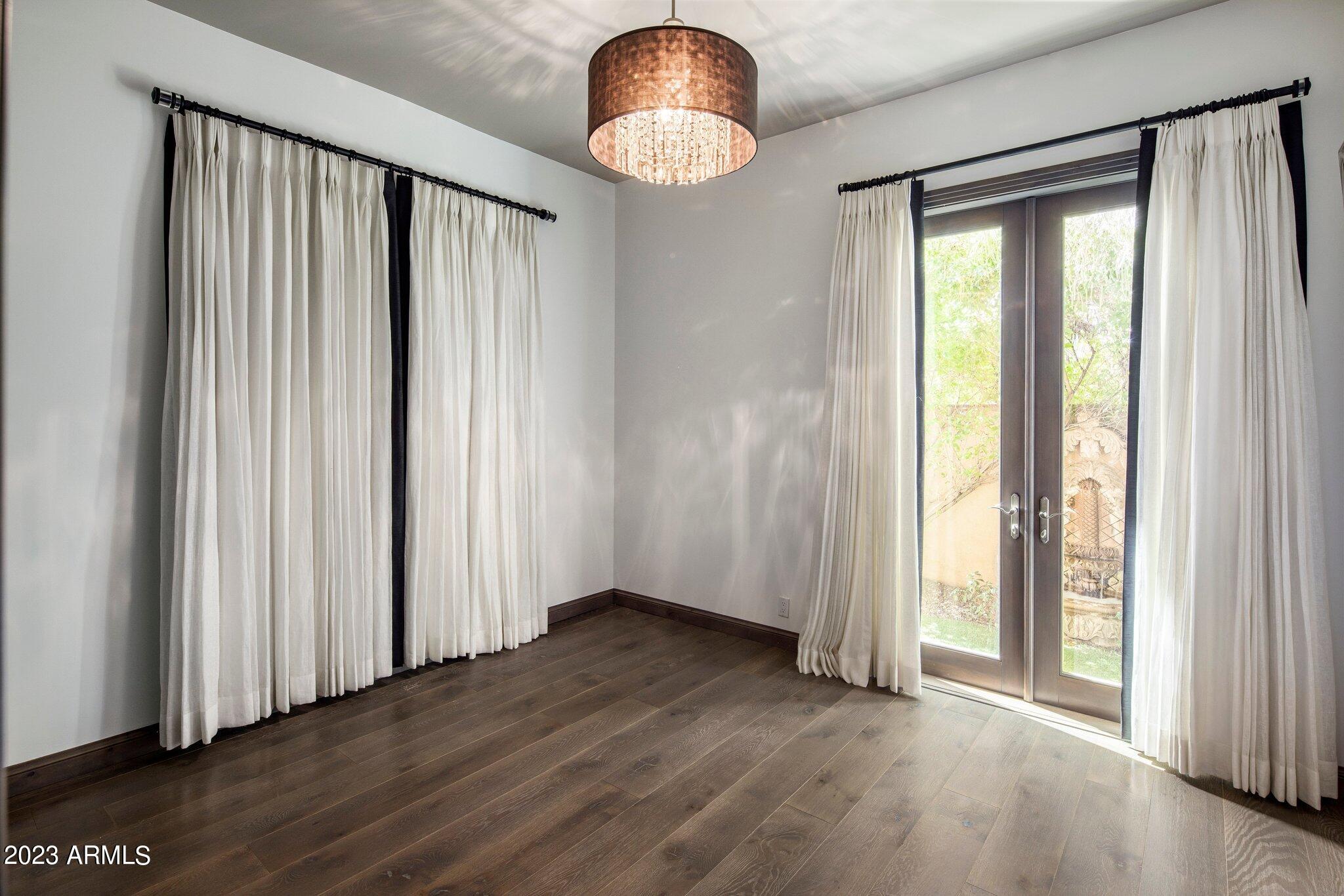 8913 E Calle De Las Brisas --
