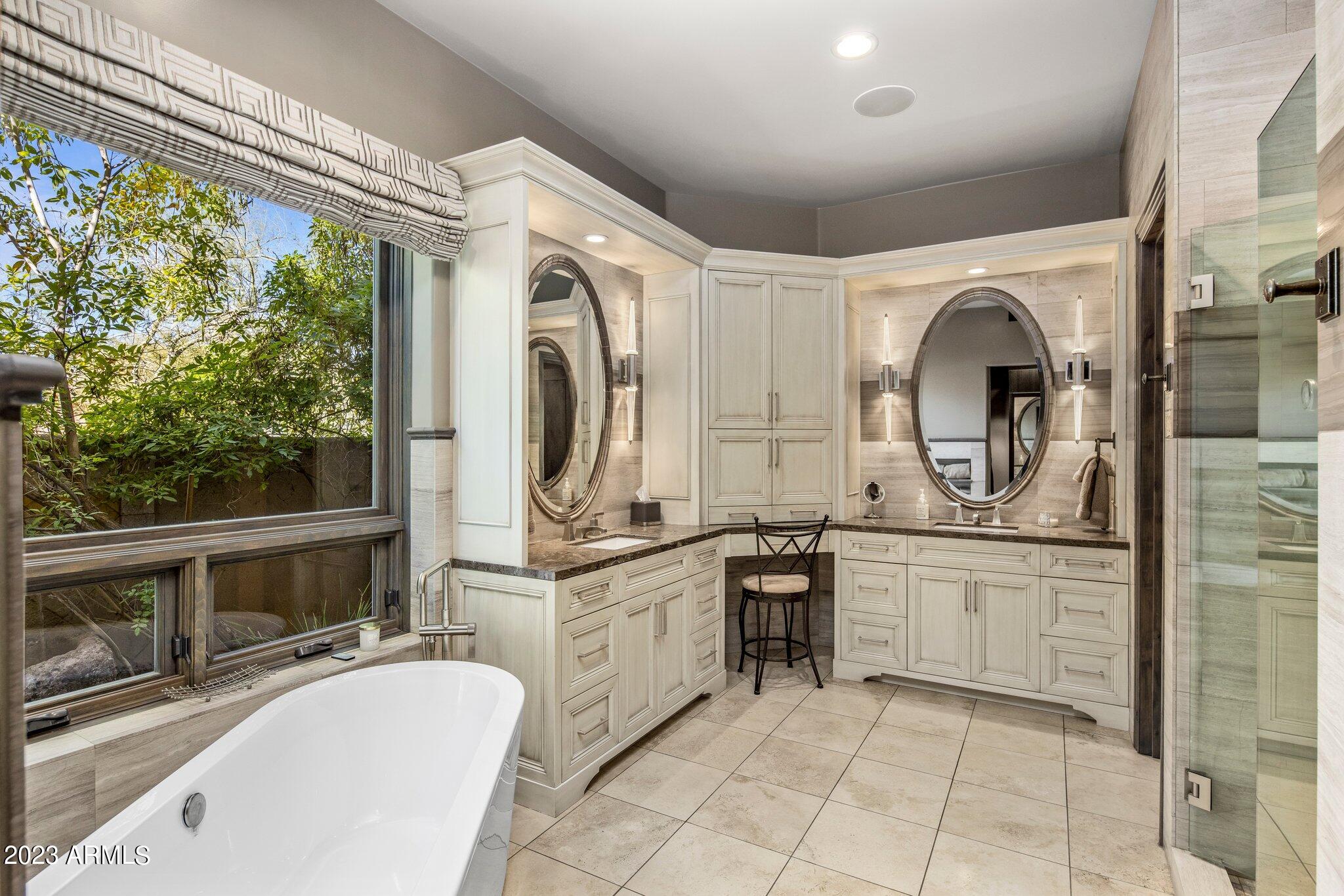 8913 E Calle De Las Brisas --