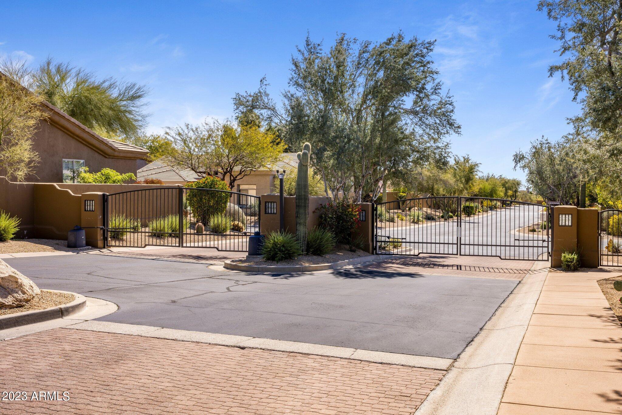 8913 E Calle De Las Brisas --
