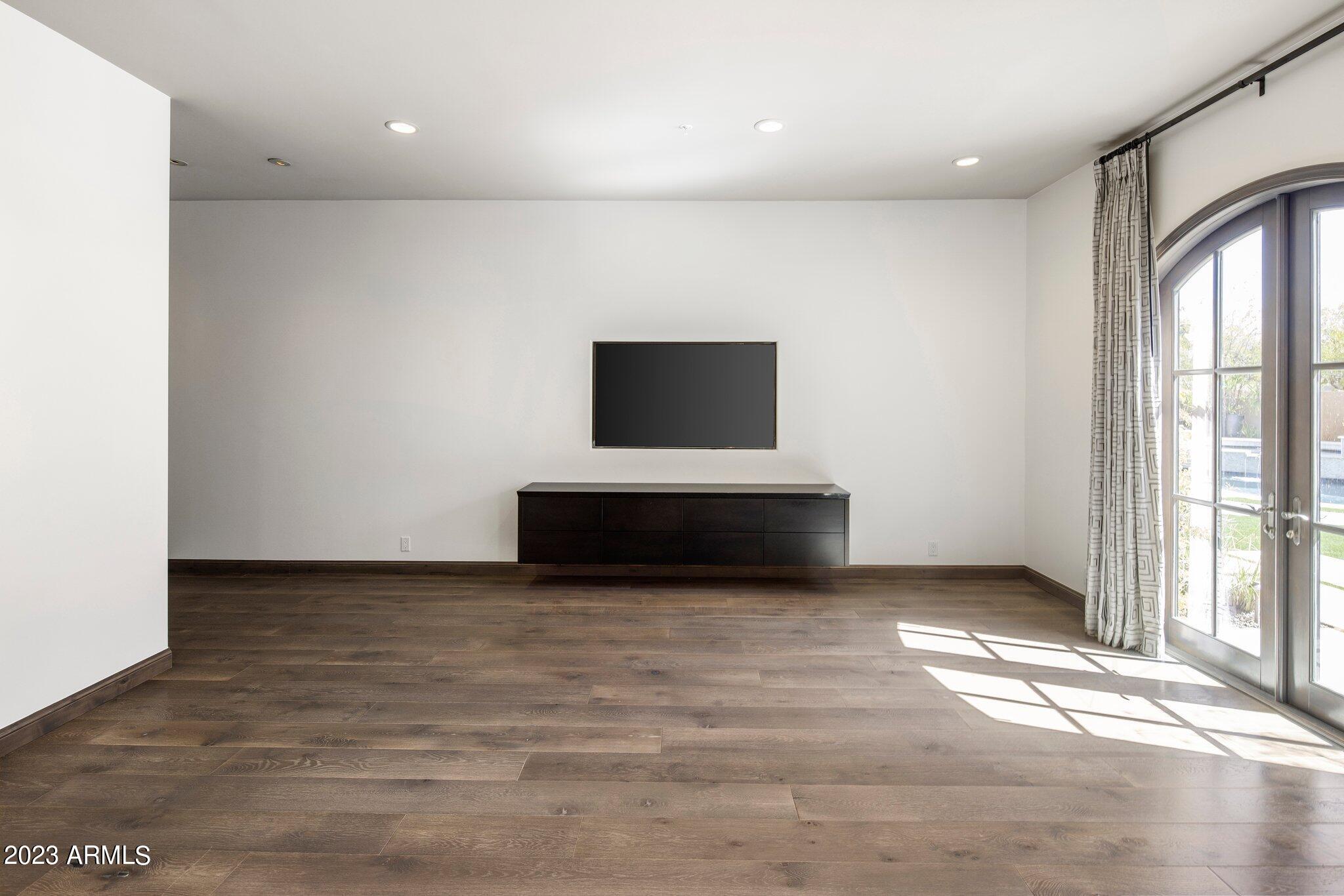 8913 E Calle De Las Brisas --