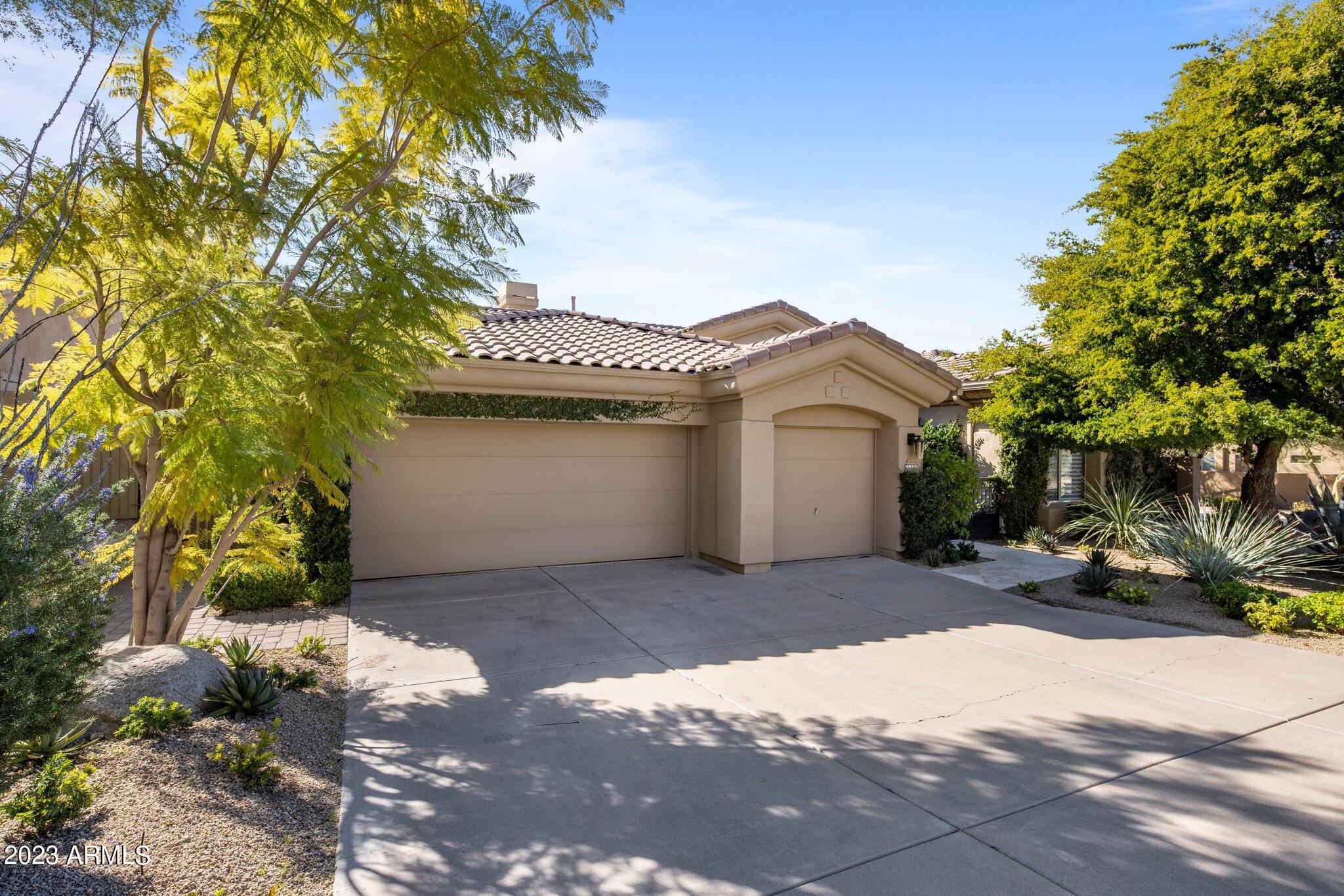 8913 E Calle De Las Brisas --