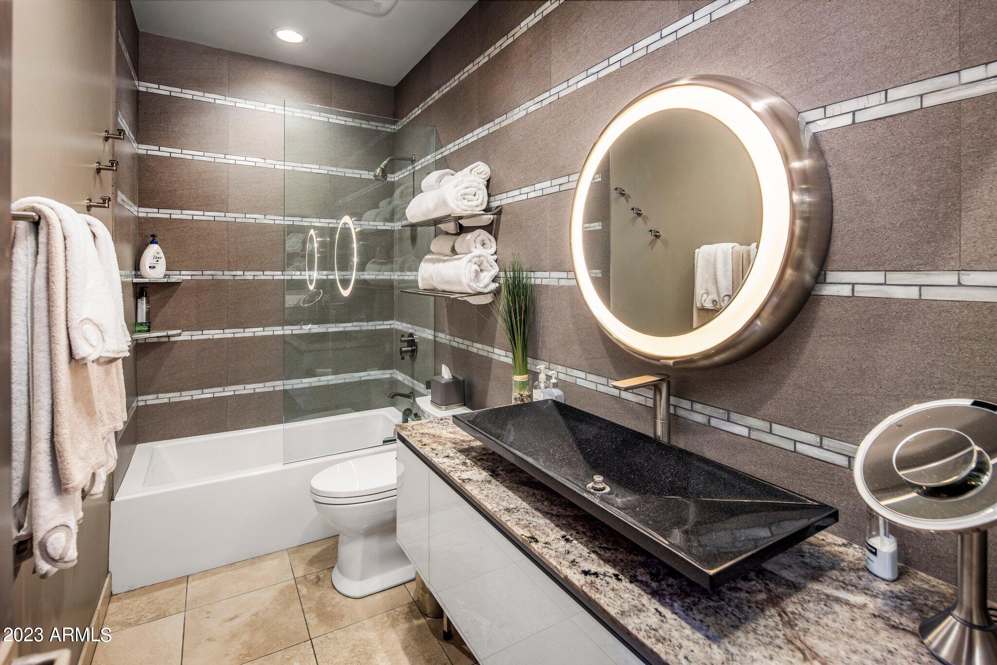 8913 E Calle De Las Brisas --