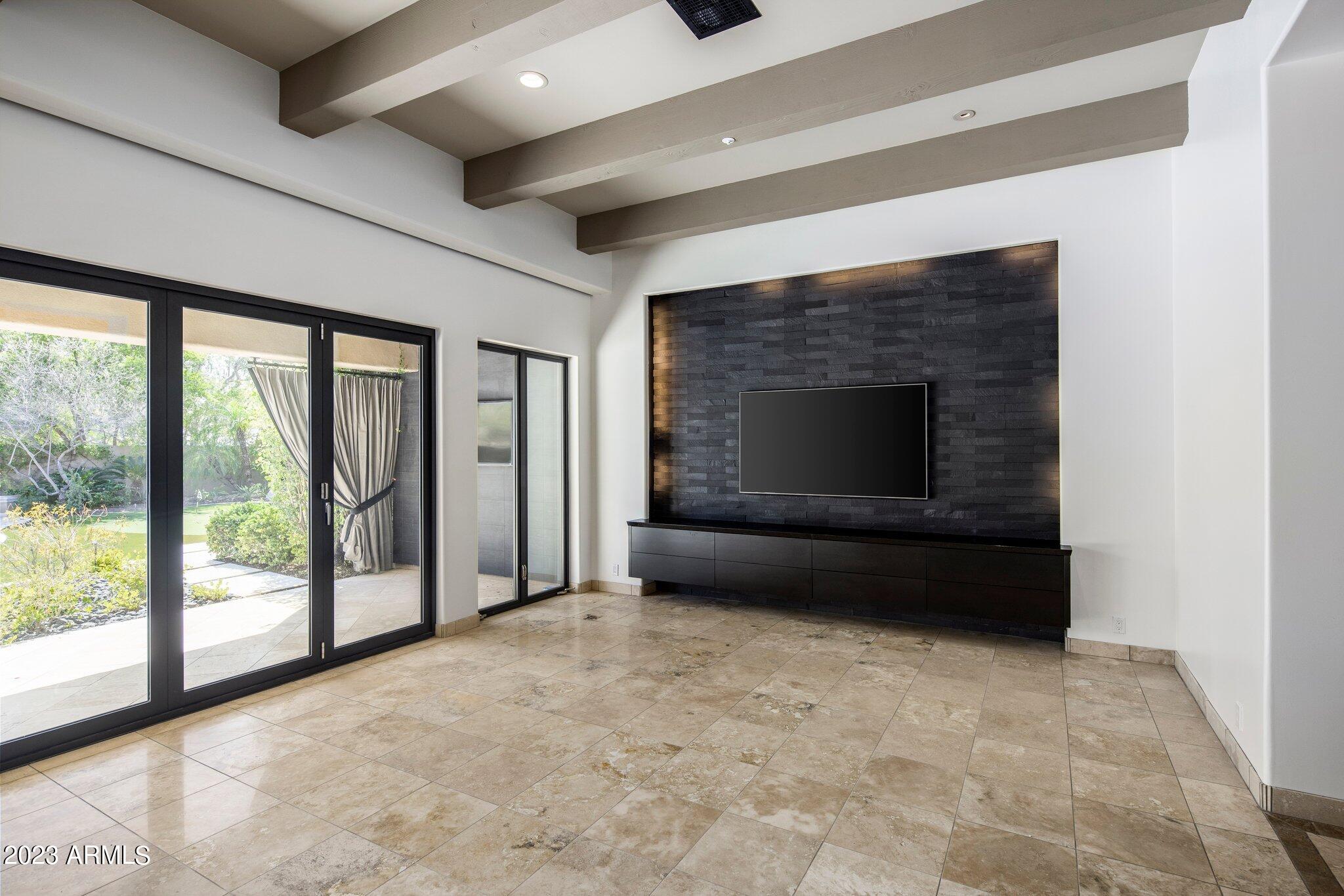 8913 E Calle De Las Brisas --
