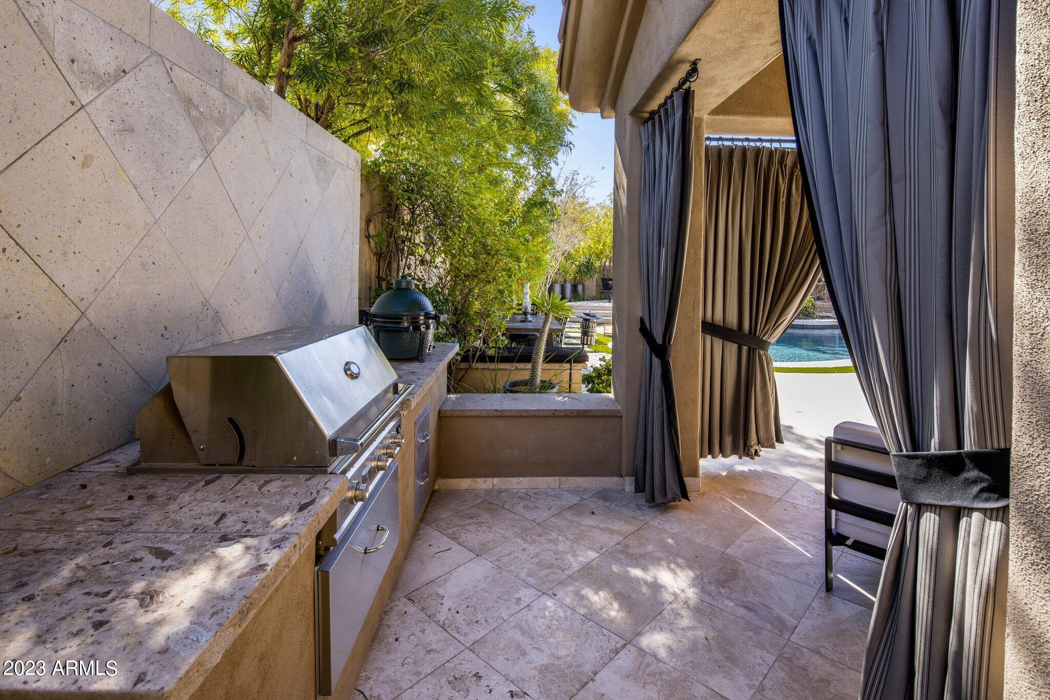 8913 E Calle De Las Brisas --