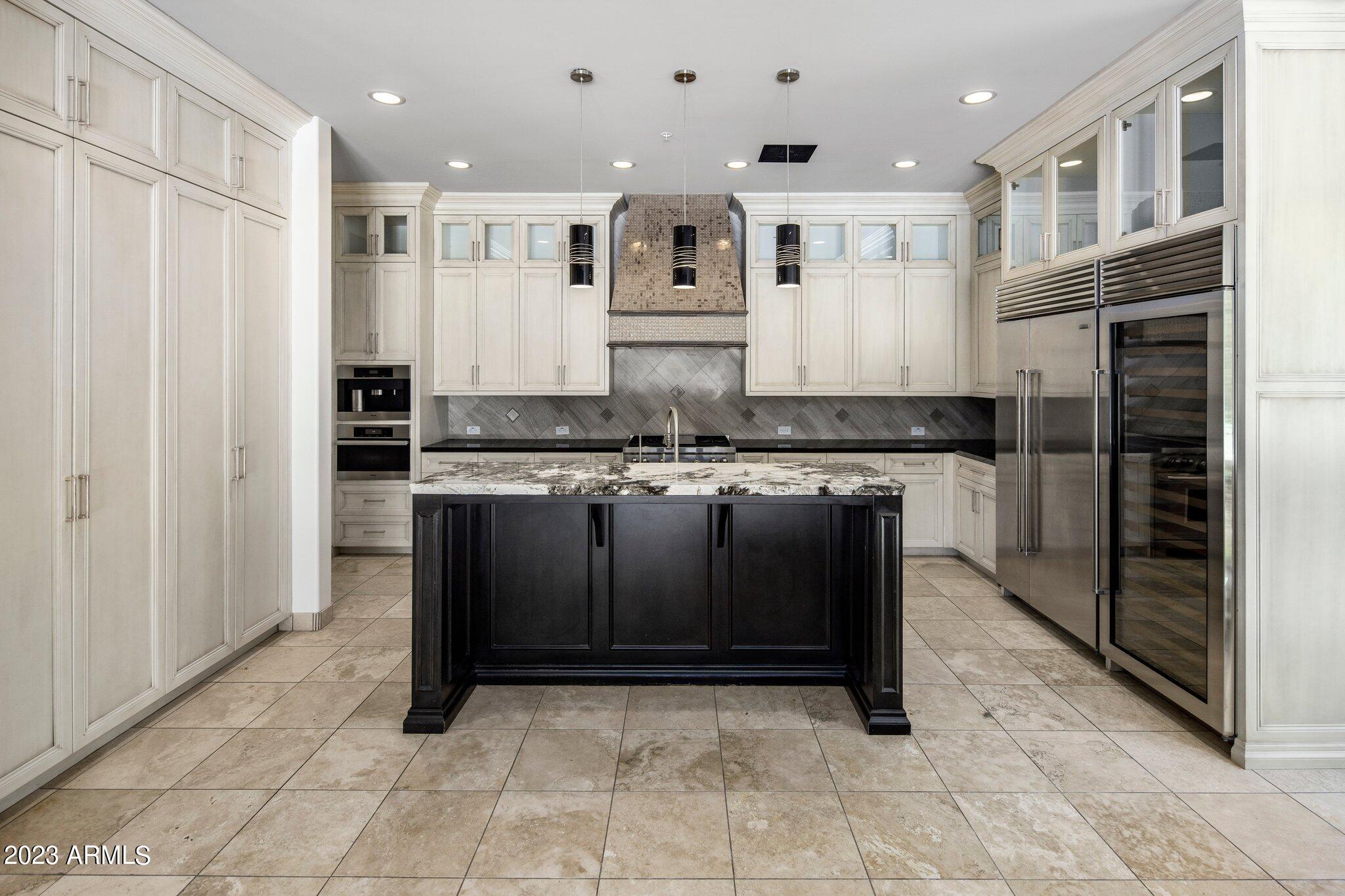 8913 E Calle De Las Brisas --
