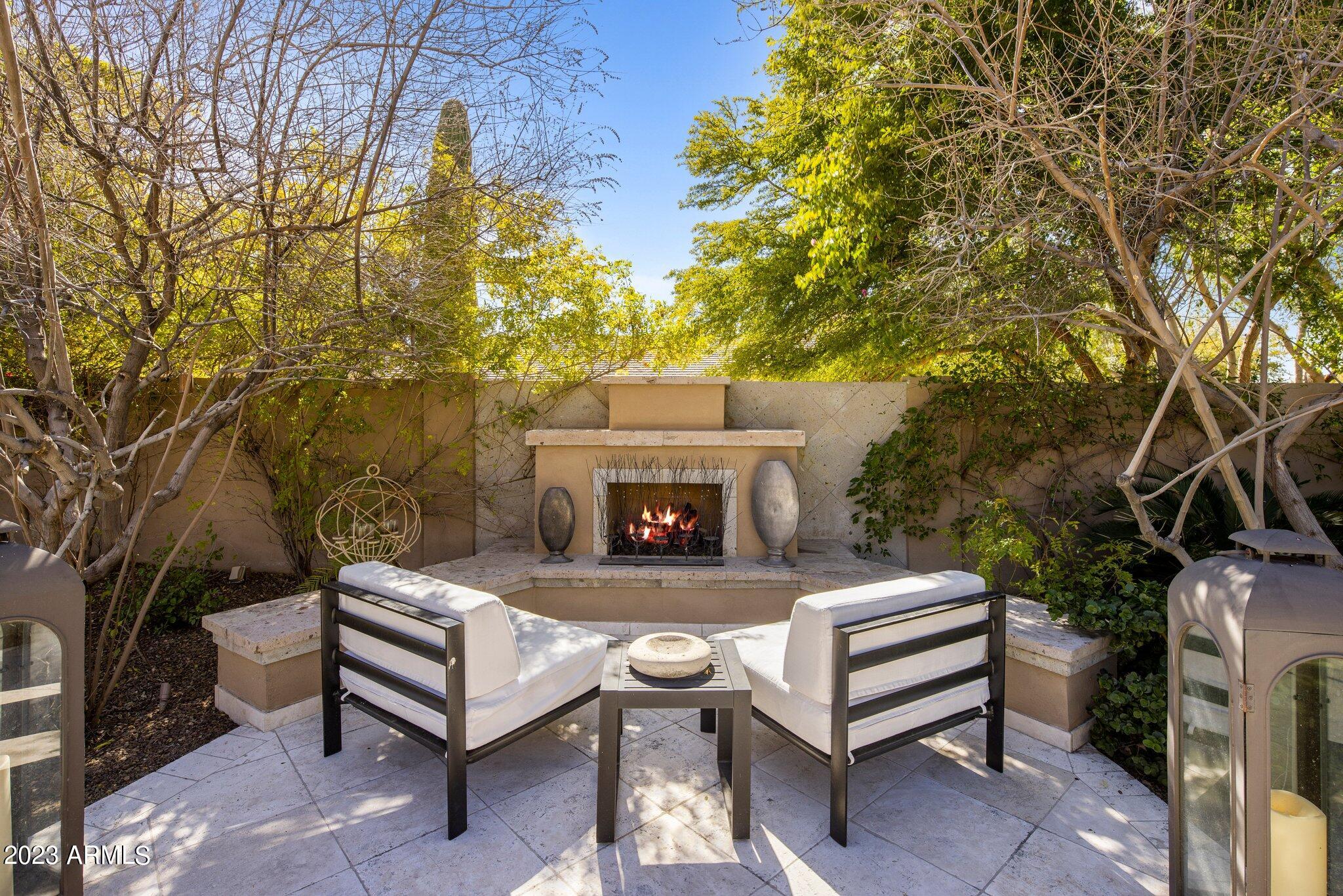 8913 E Calle De Las Brisas --