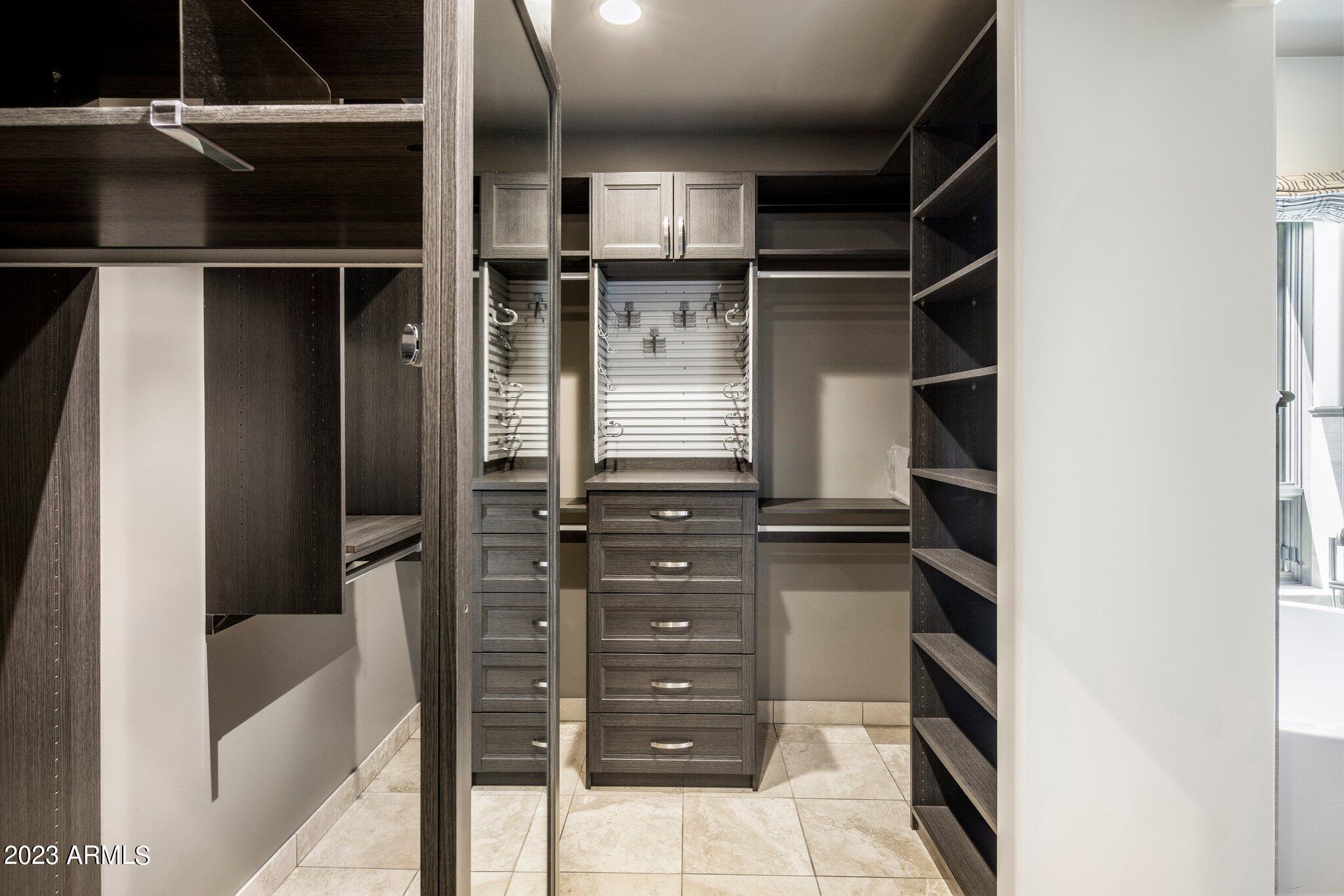 8913 E Calle De Las Brisas --