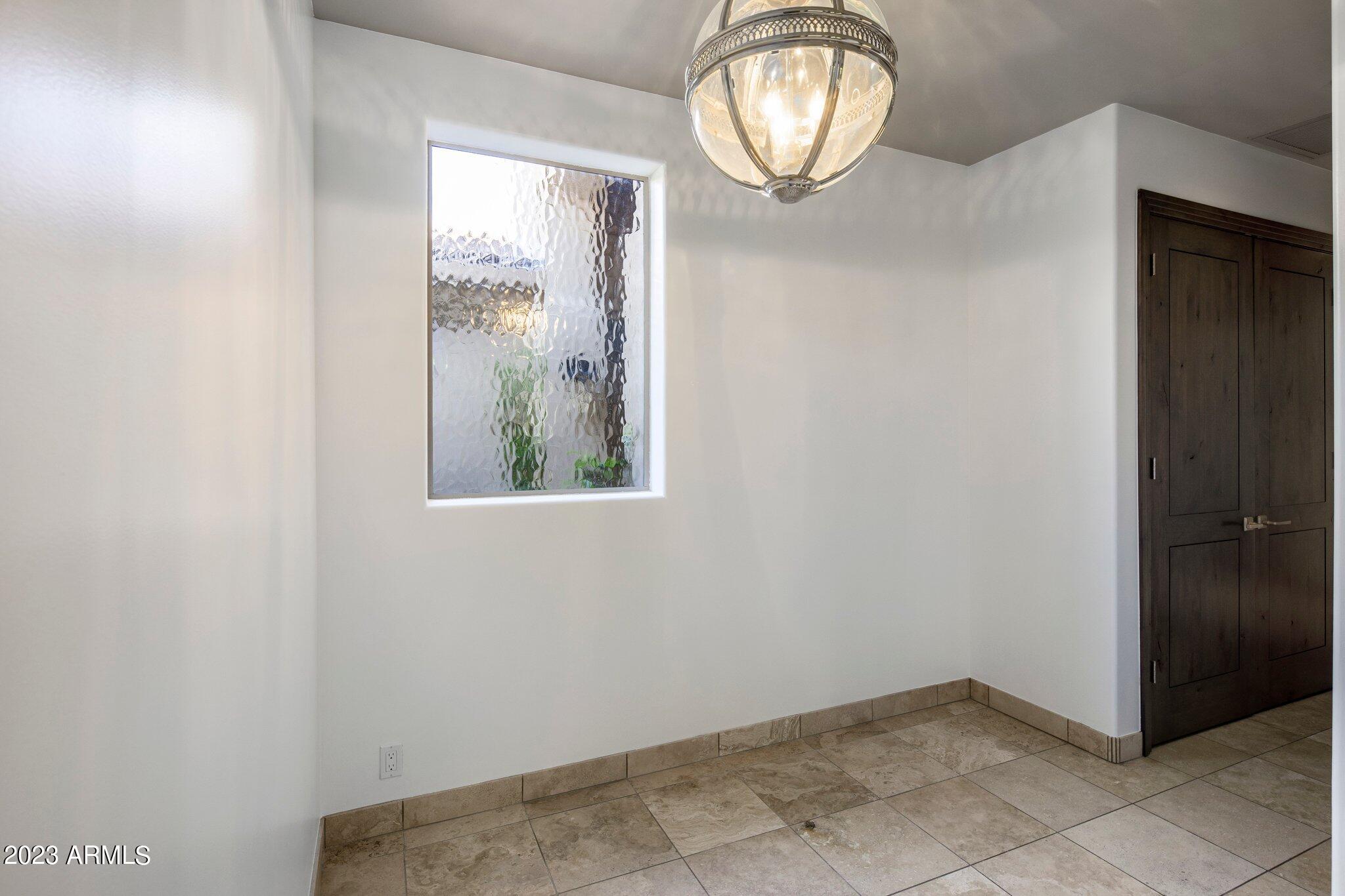 8913 E Calle De Las Brisas --