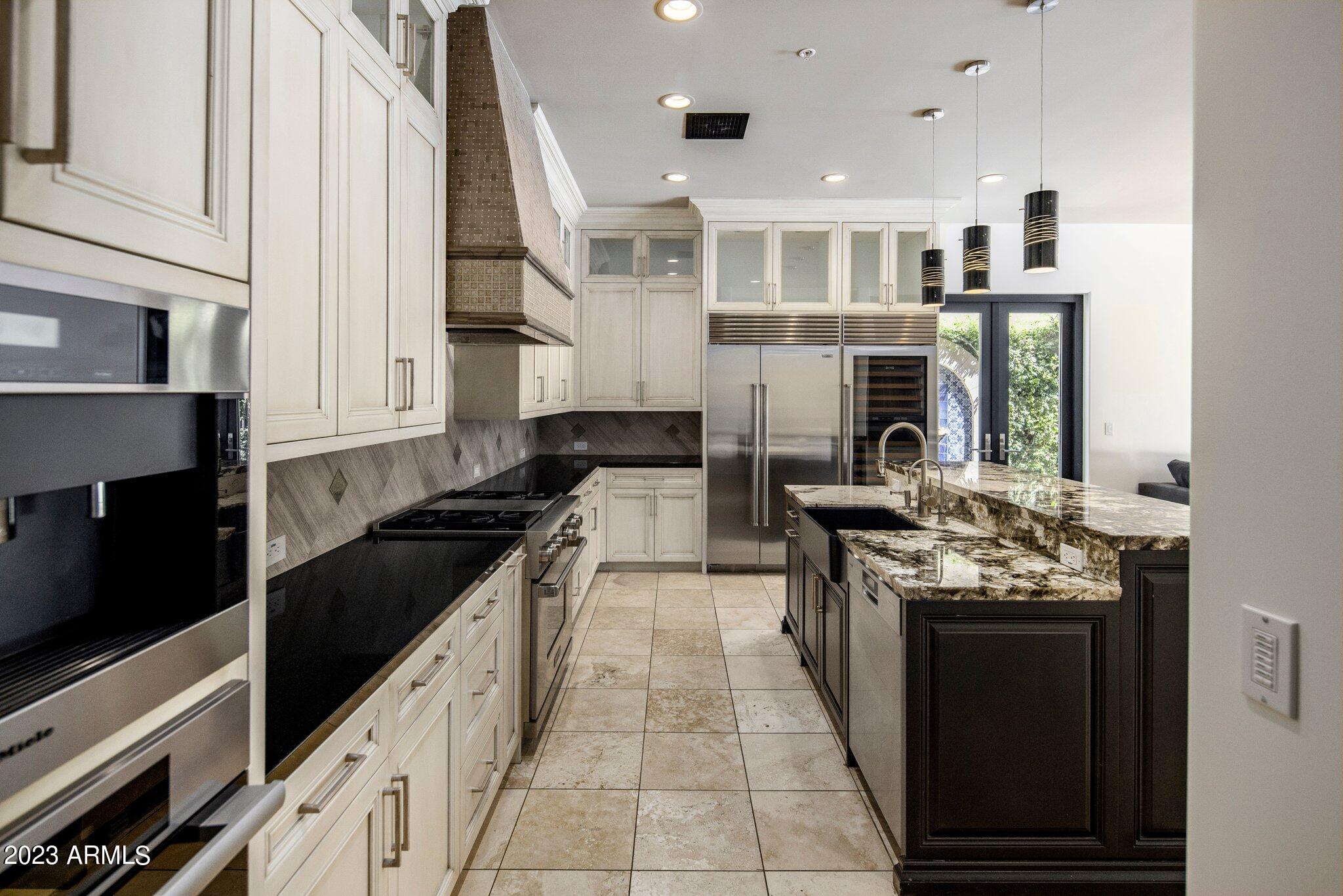 8913 E Calle De Las Brisas --