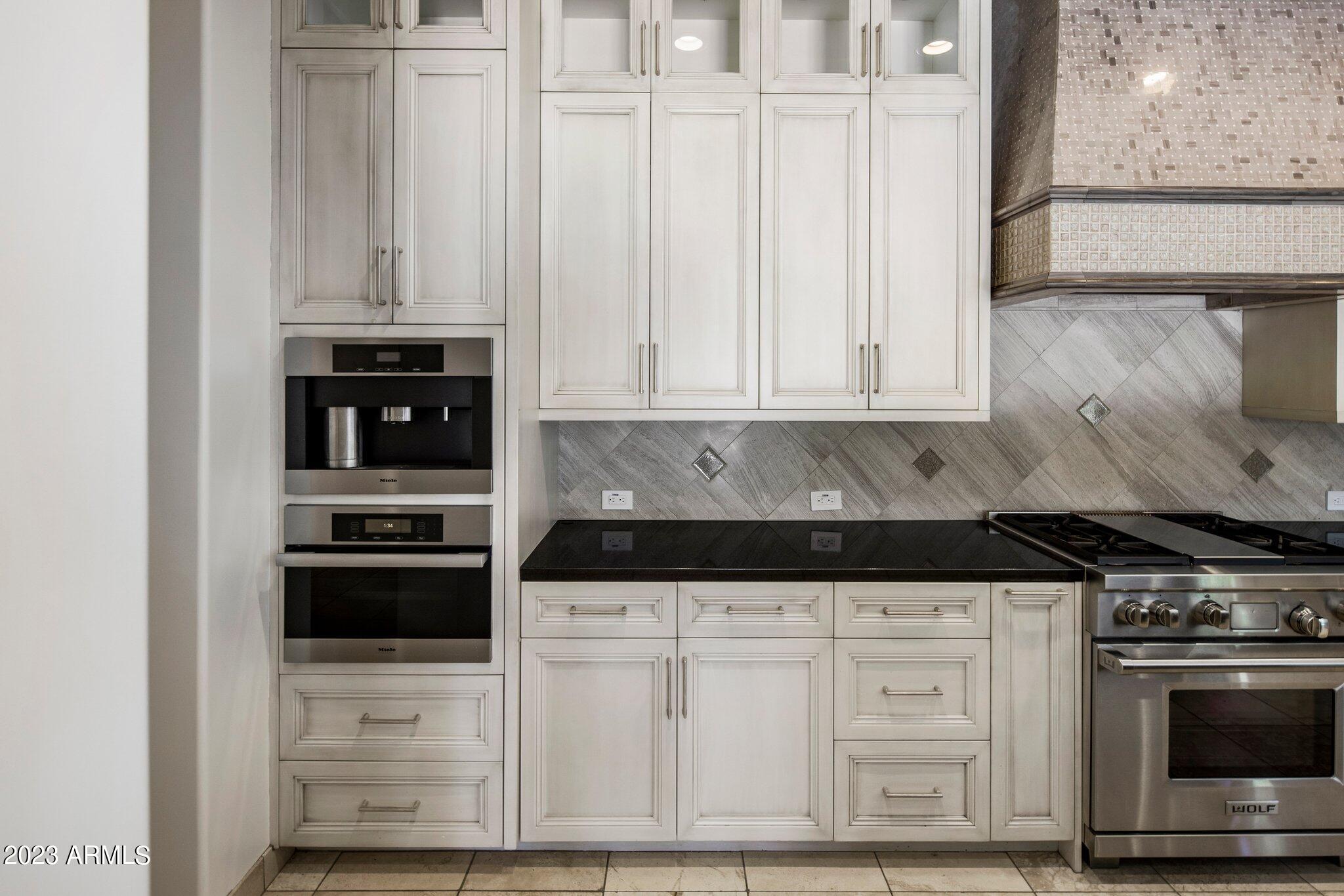 8913 E Calle De Las Brisas --