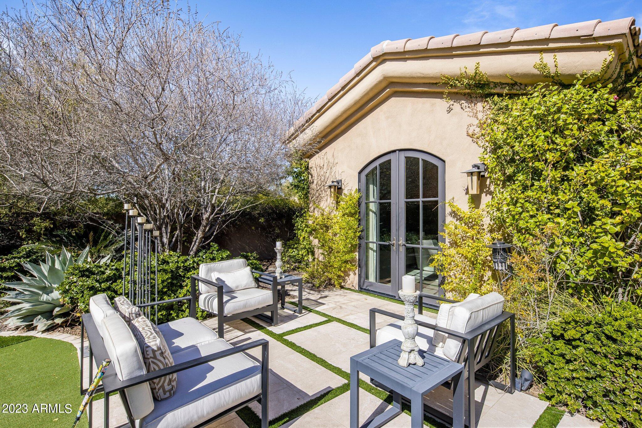 8913 E Calle De Las Brisas --