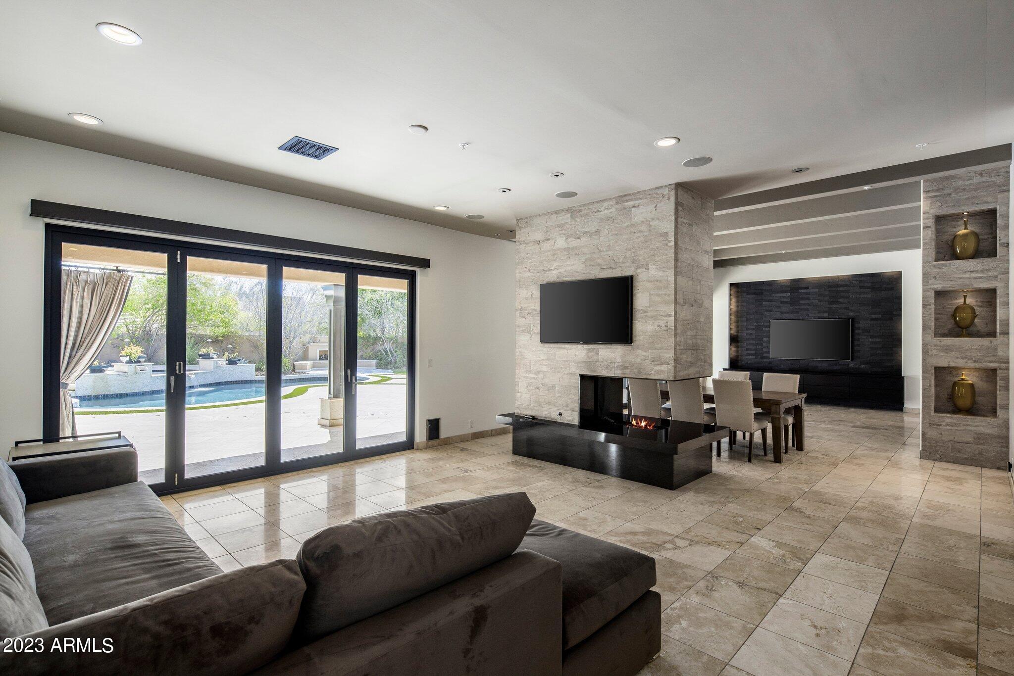 8913 E Calle De Las Brisas --