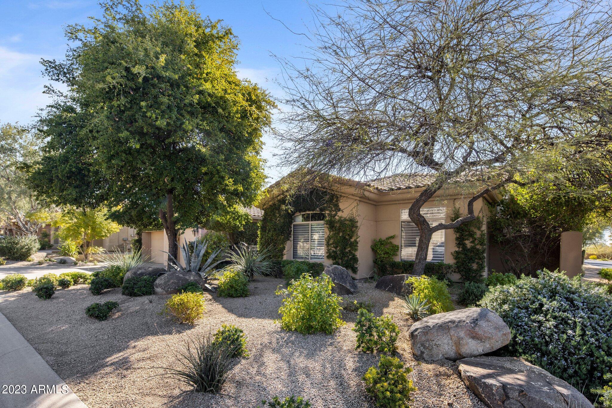 8913 E Calle De Las Brisas --