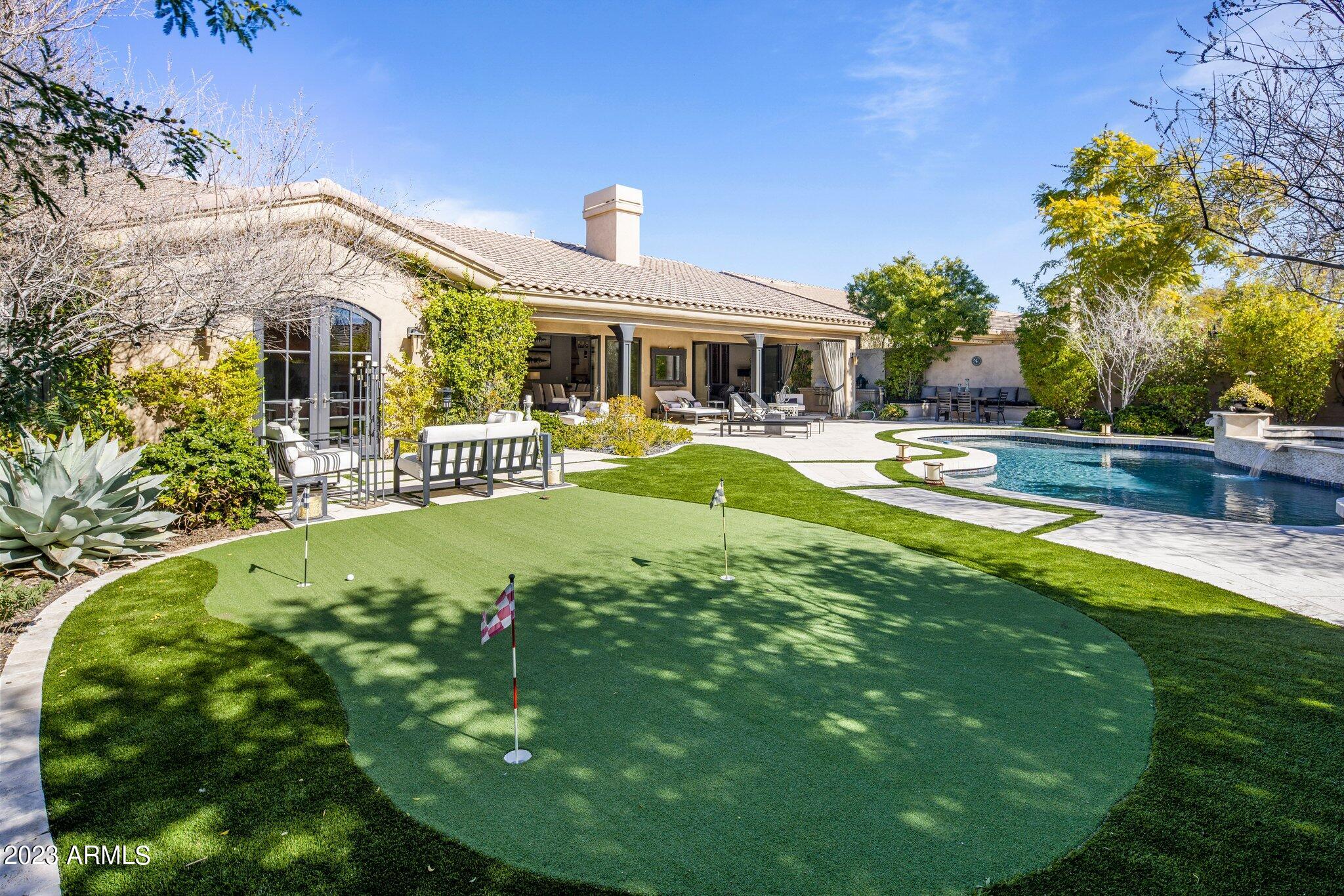 8913 E Calle De Las Brisas --