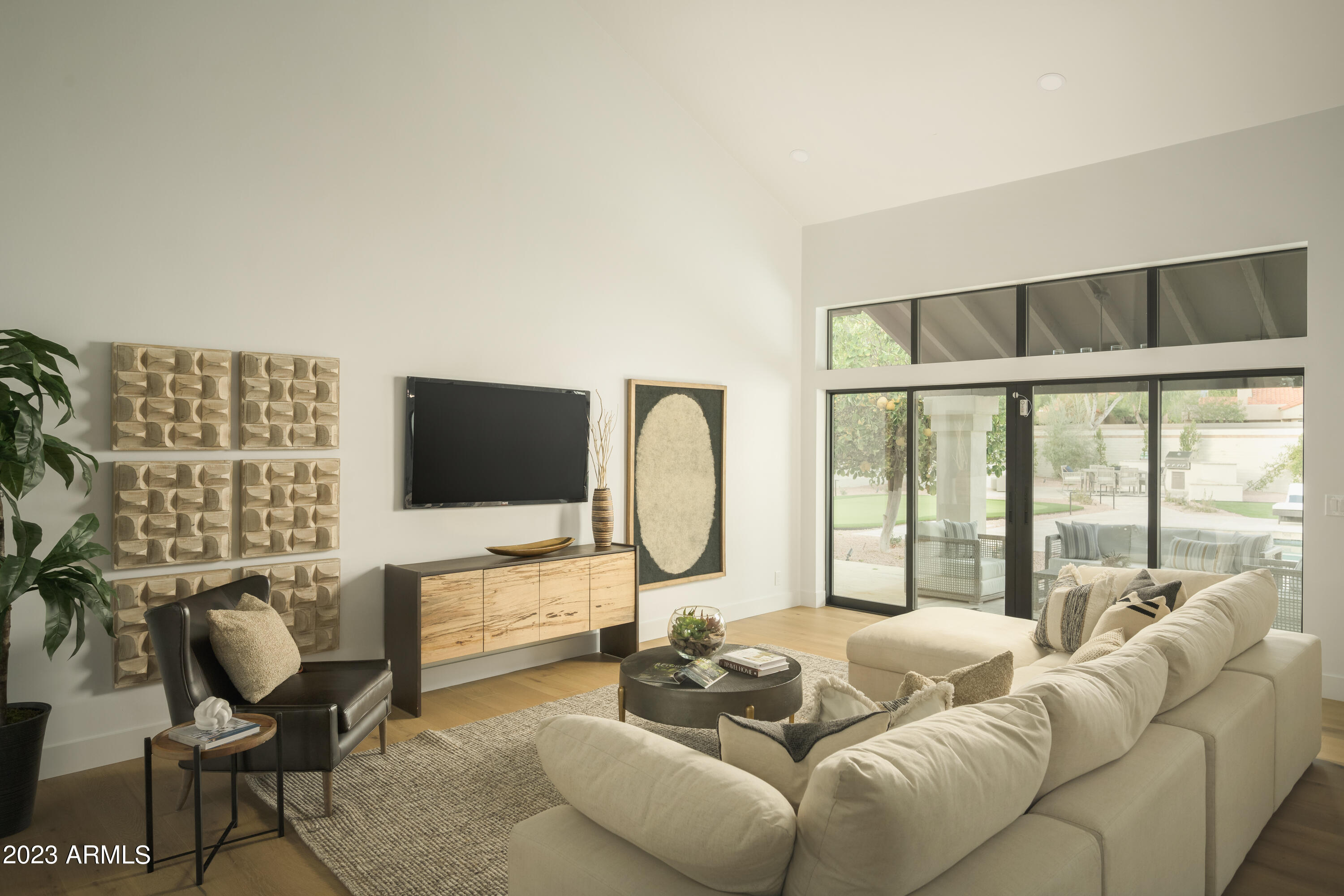 9902 E MISSION Lane