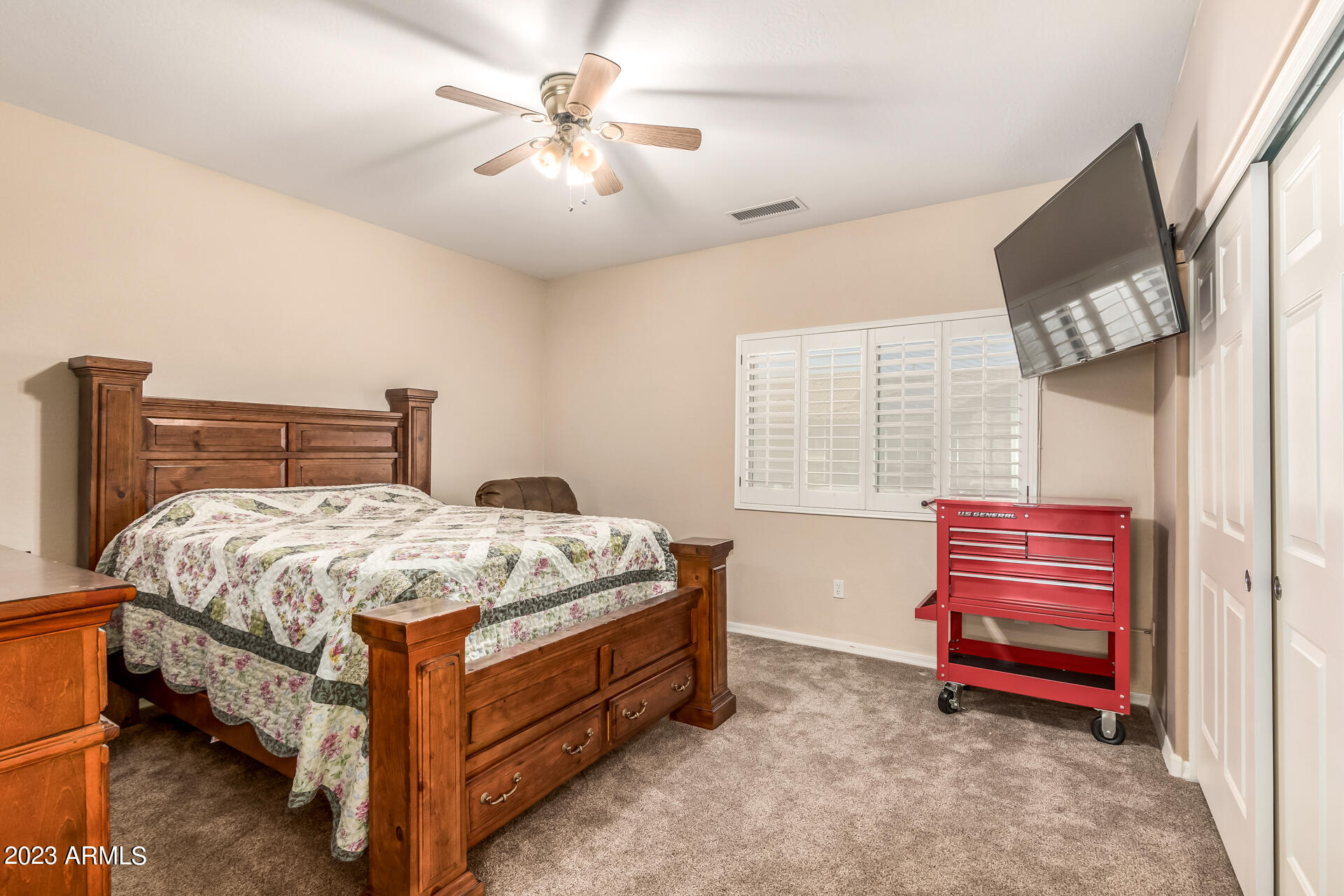 1529 E MANOR Drive