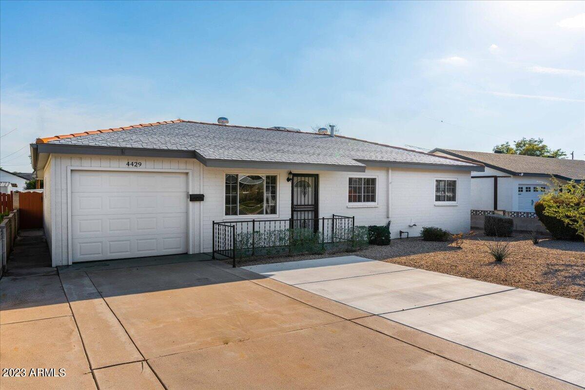4429 E GLENROSA Avenue