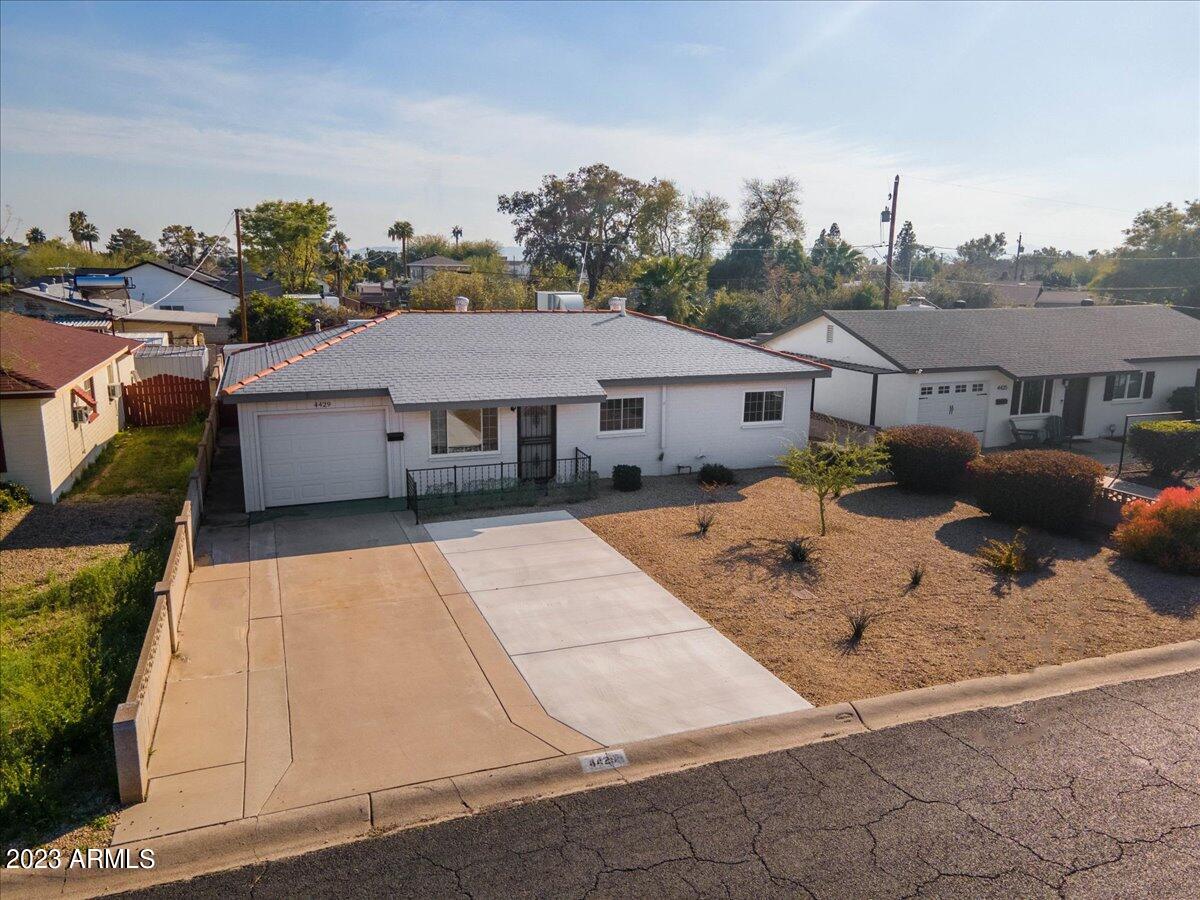 4429 E GLENROSA Avenue