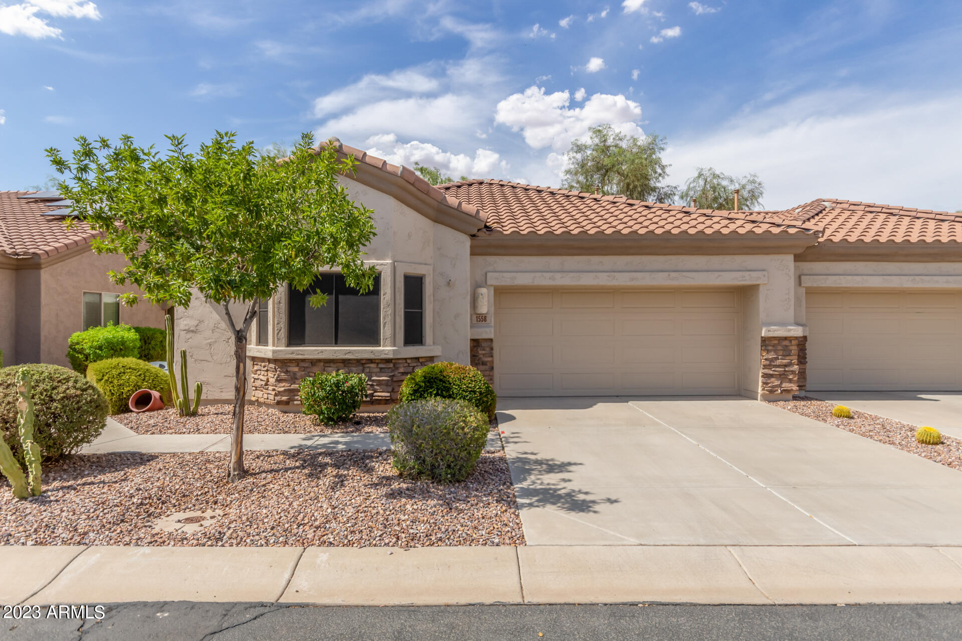 1558 E MELROSE Drive