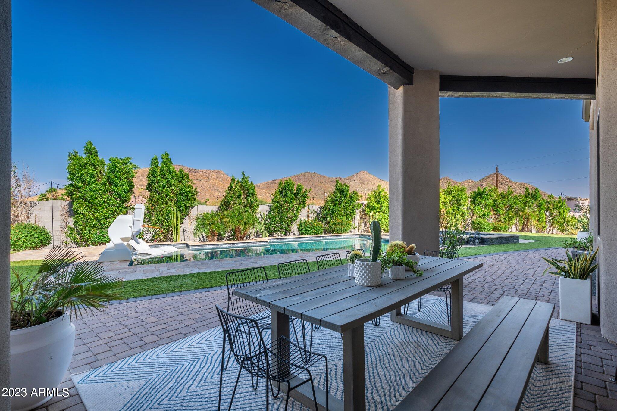 2813 W Carriage Drive