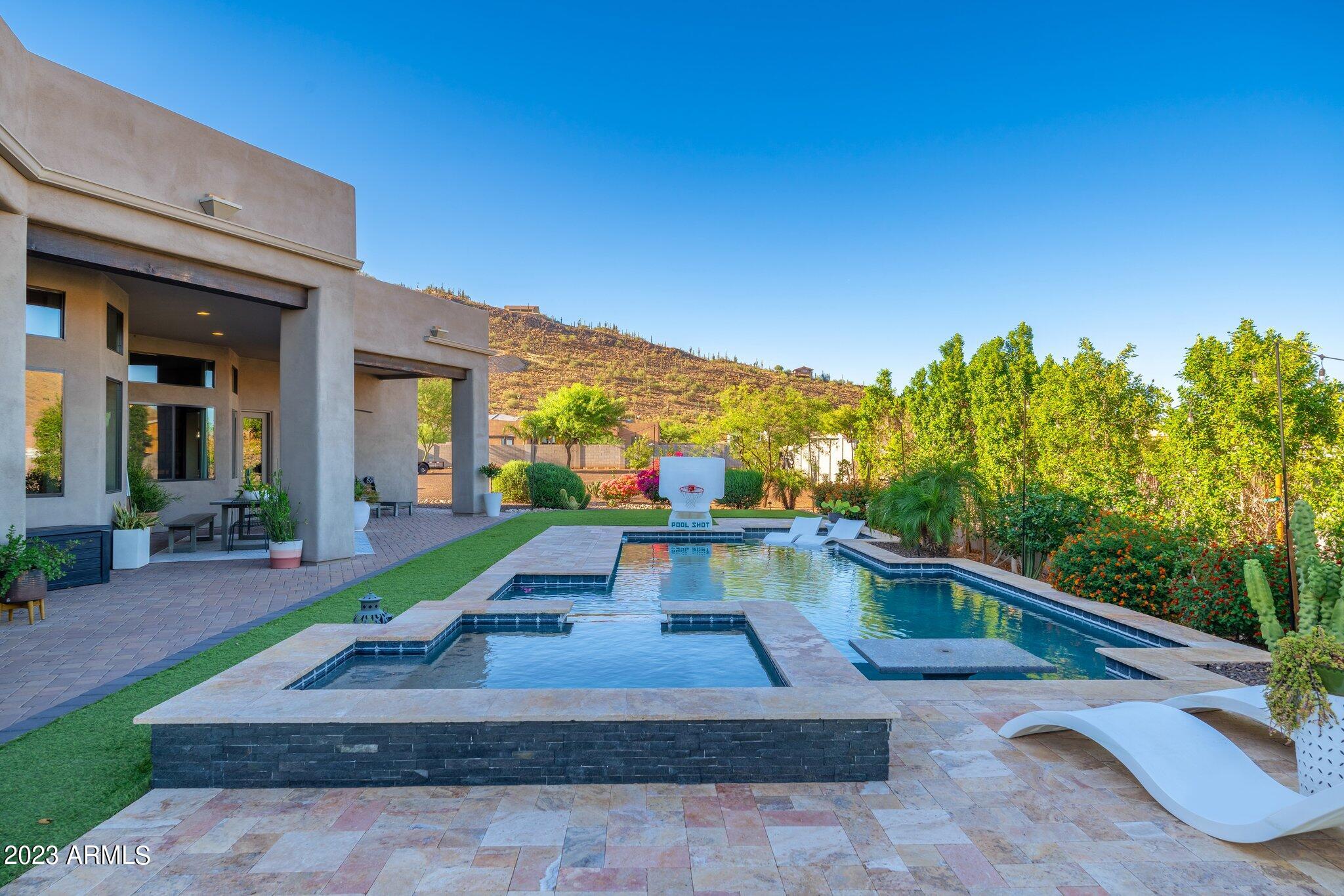 2813 W Carriage Drive