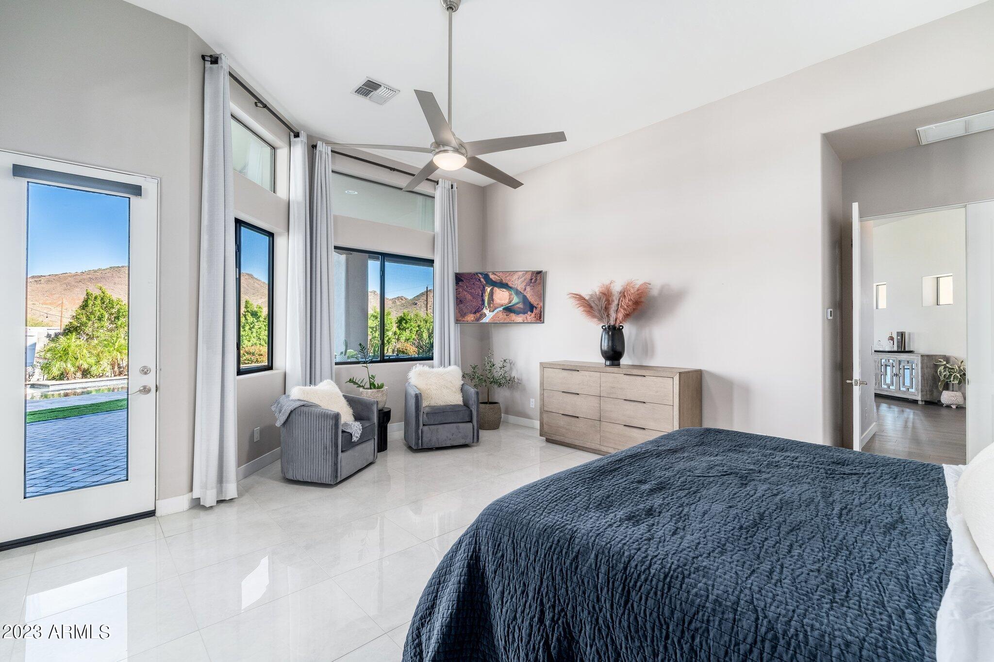 2813 W Carriage Drive