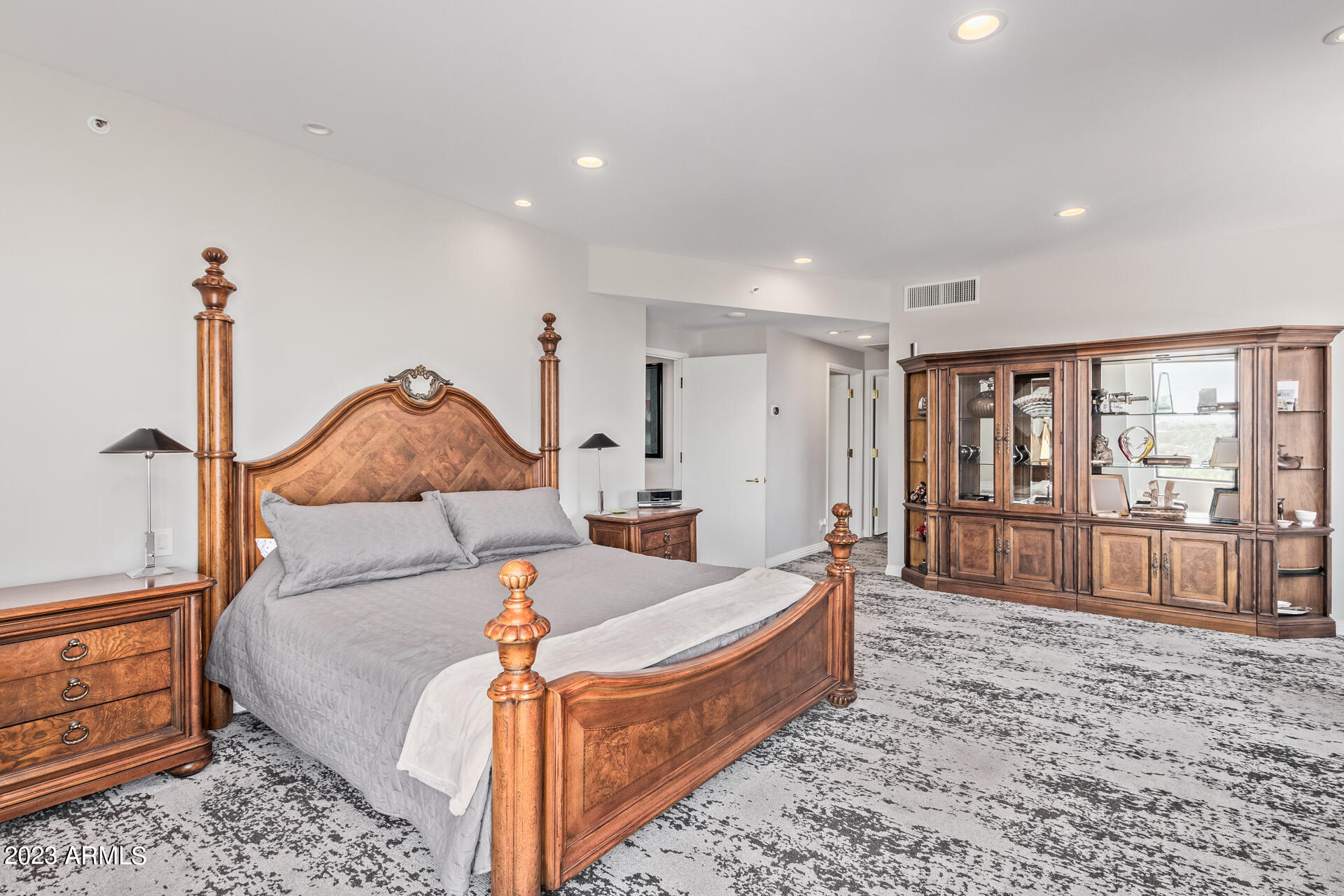1040 E OSBORN Road # 702