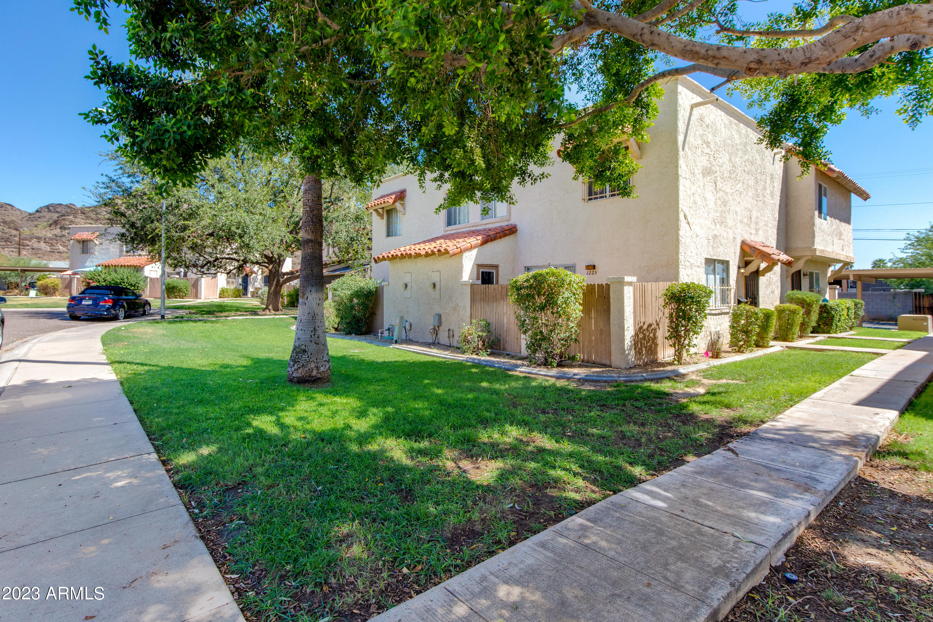 1225 E LAWRENCE Lane