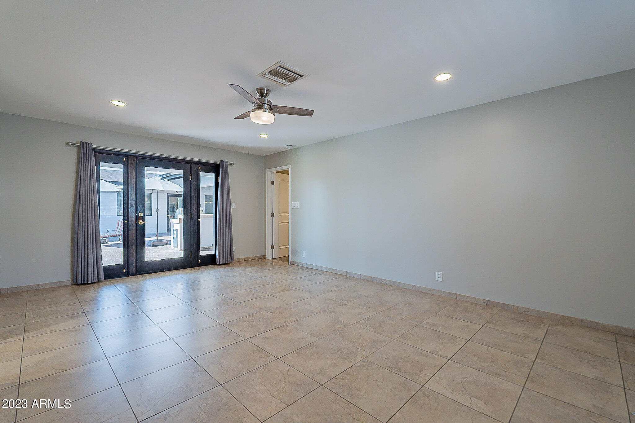 1801 E ROSE Lane