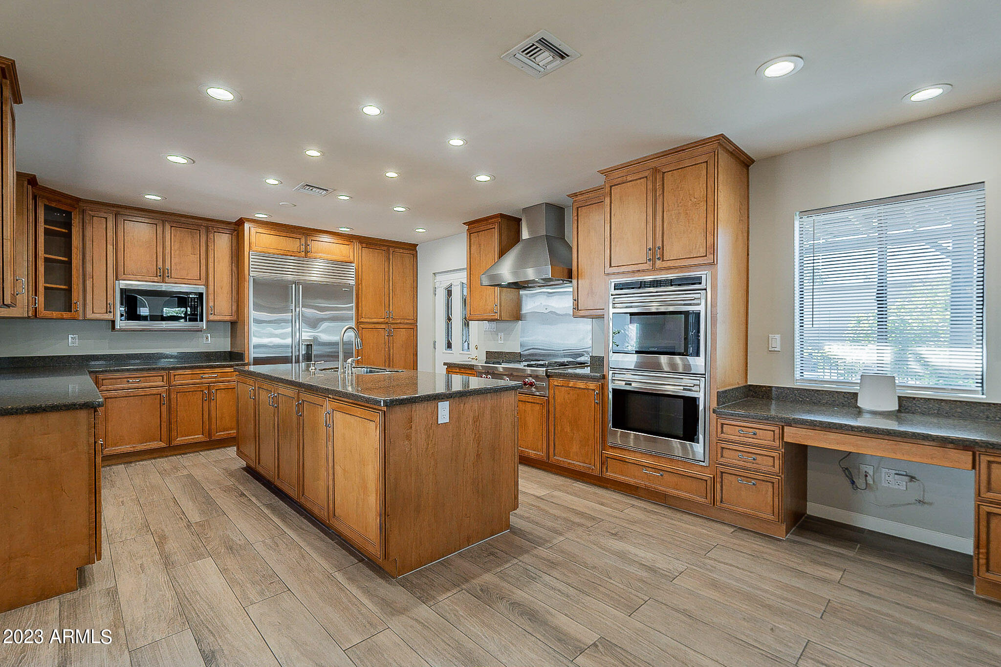 1801 E ROSE Lane
