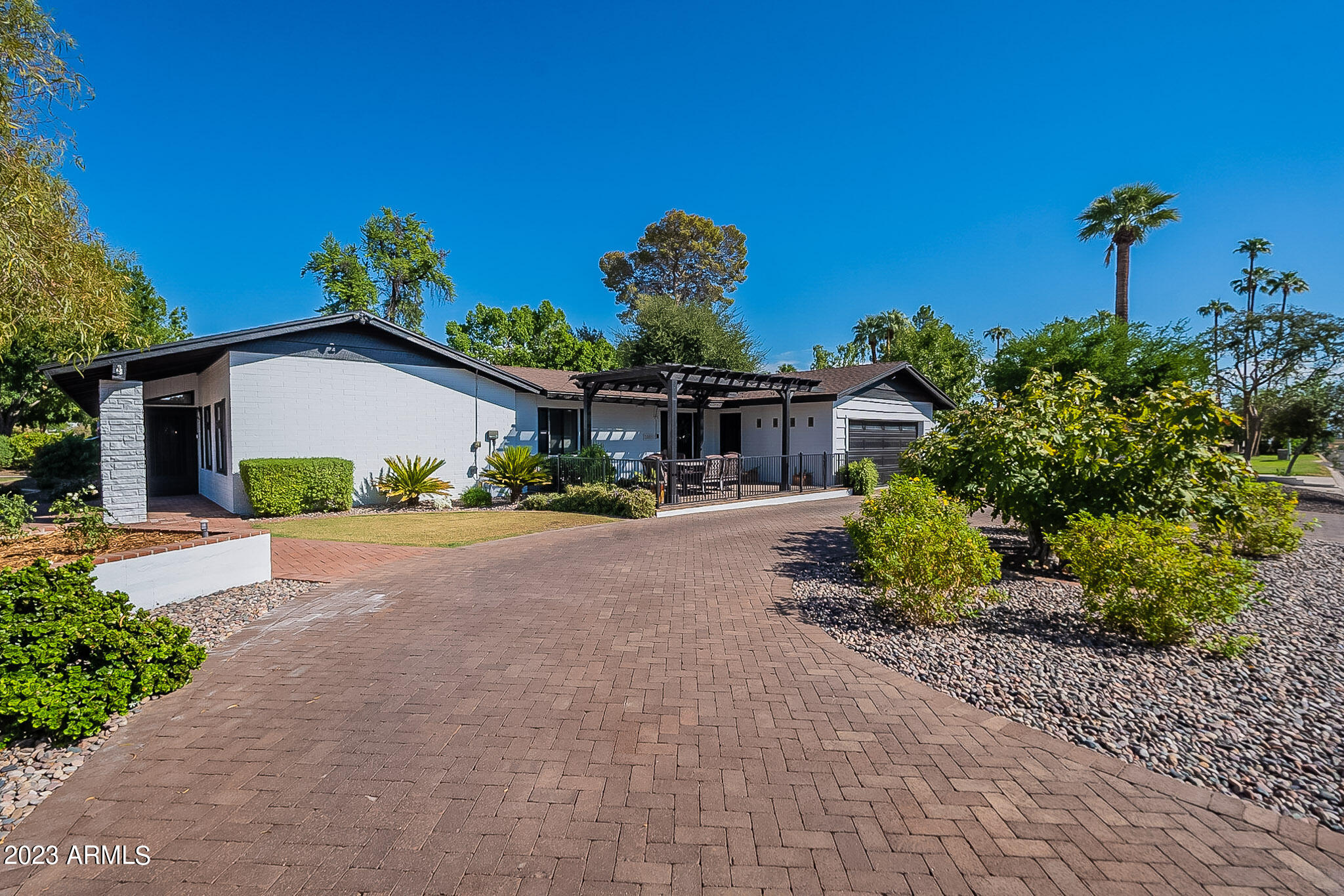 1801 E ROSE Lane