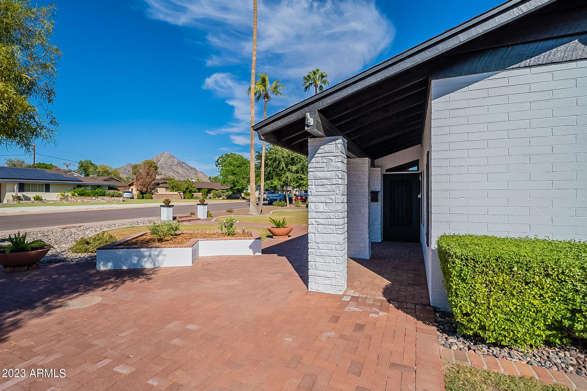 1801 E ROSE Lane