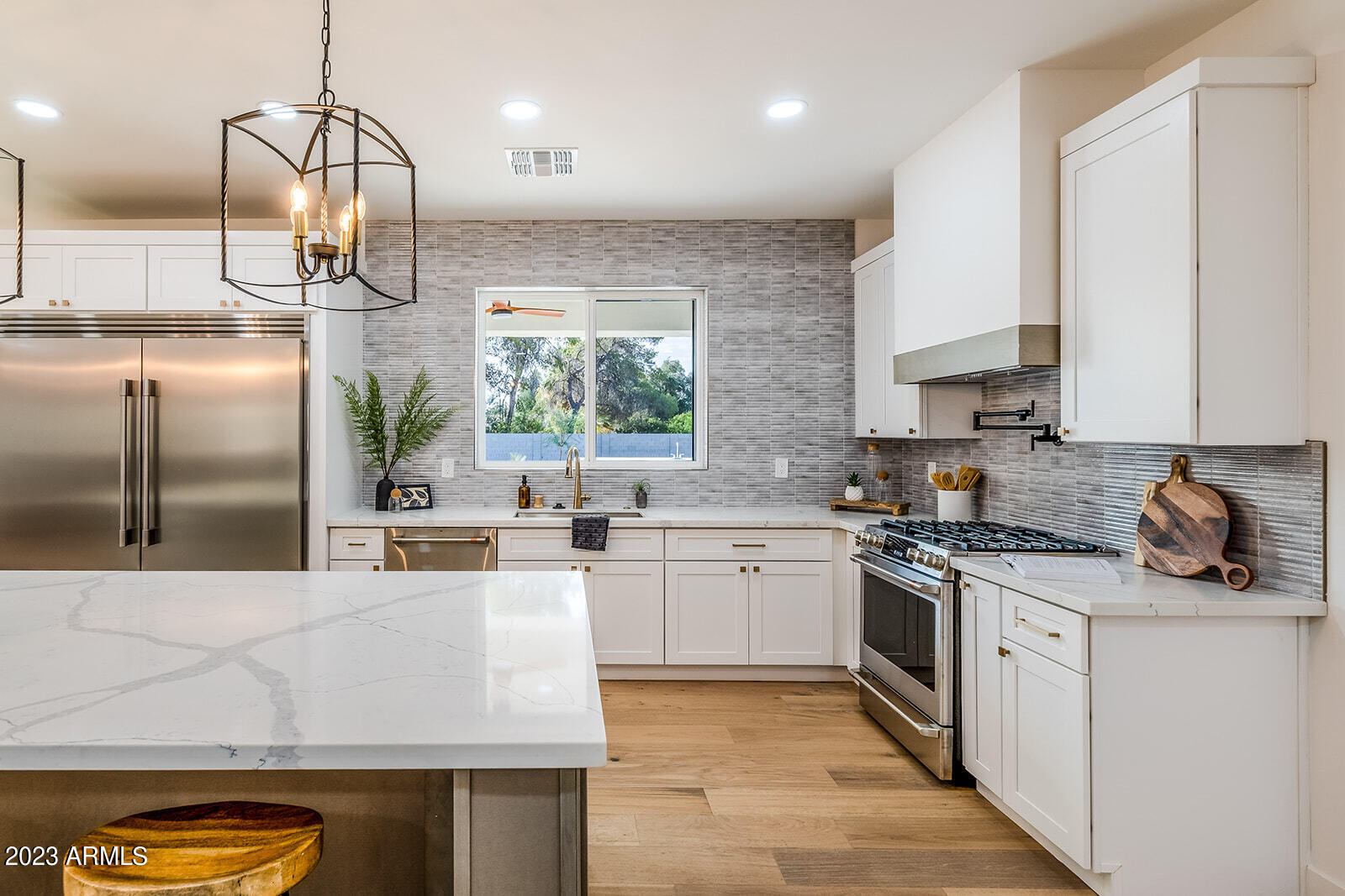 7021 E DREYFUS Avenue