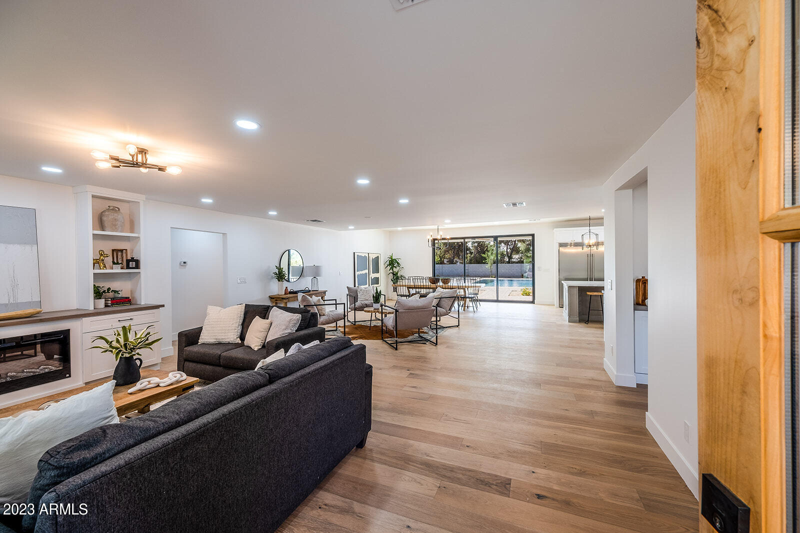 7021 E DREYFUS Avenue